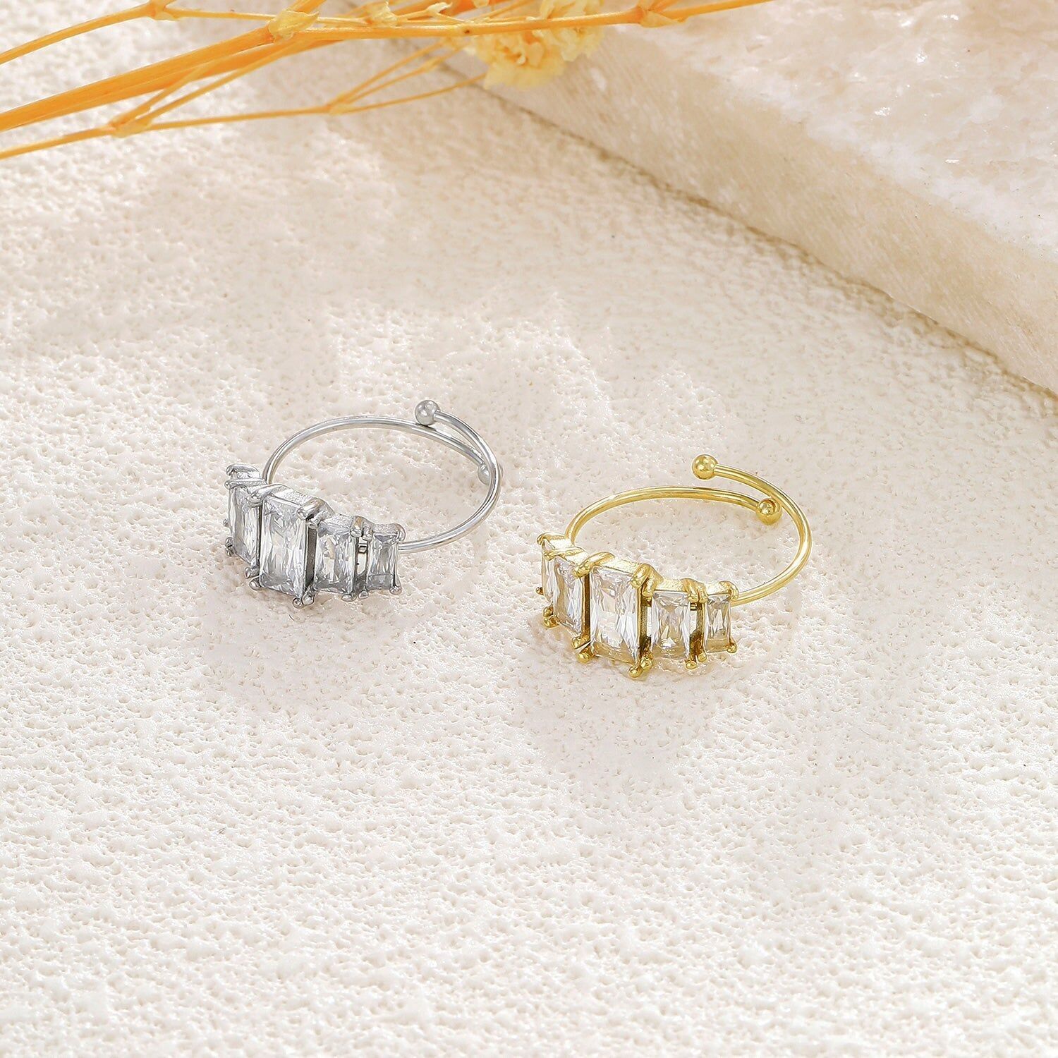 Anello regolabile in argento con 5 strass rettangolari di diverse dimensioni