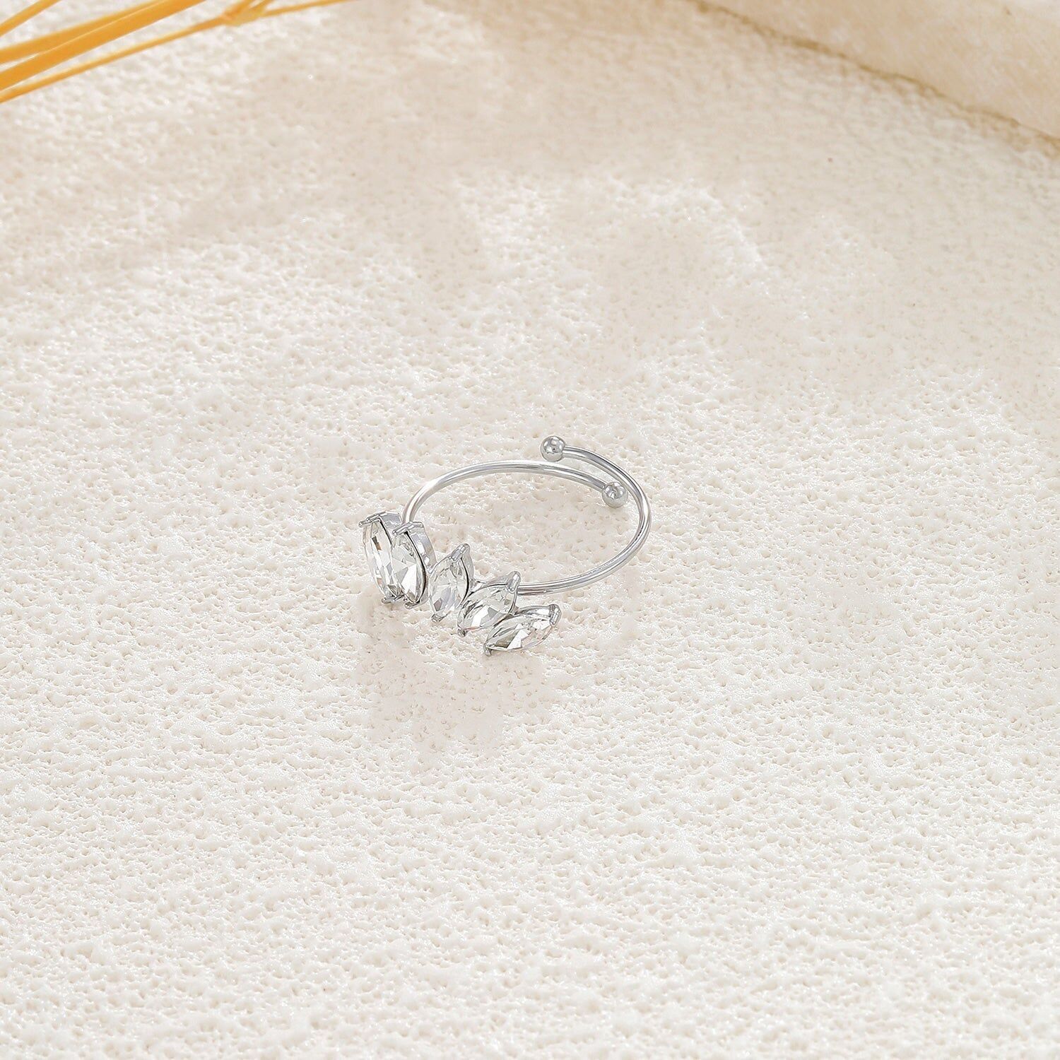 Anello regolabile in argento con 6 petali di strass