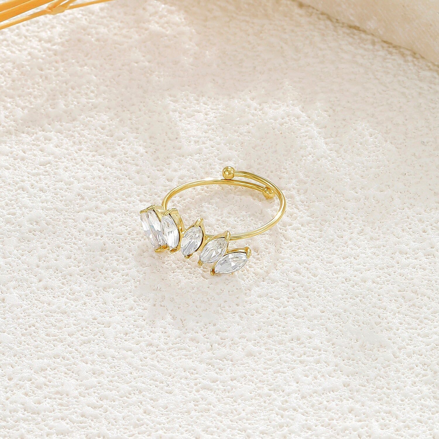 Verstellbarer goldfarbener Ring mit 6 Strassblütenblättern
