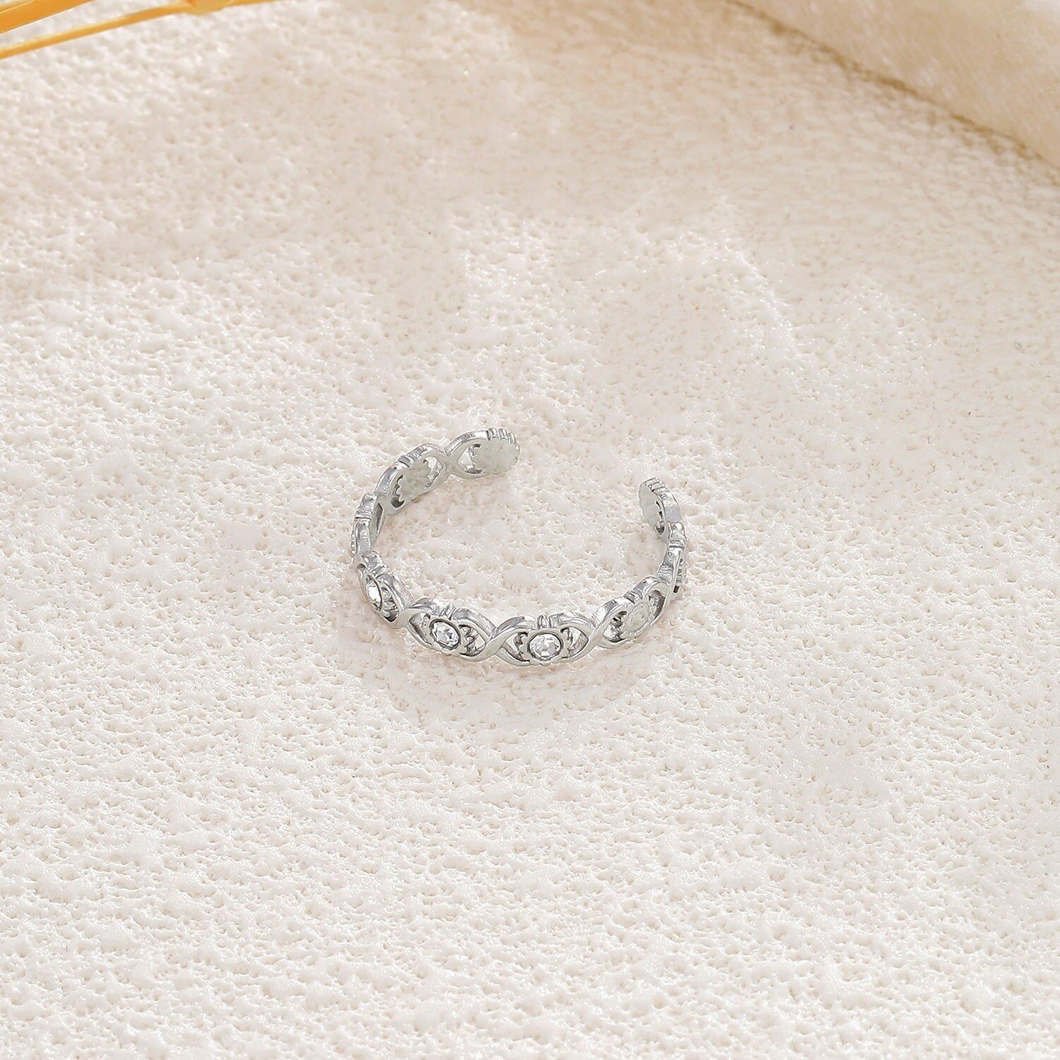 Anello regolabile in argento con motivo infinito traforato decorato con soli e strass