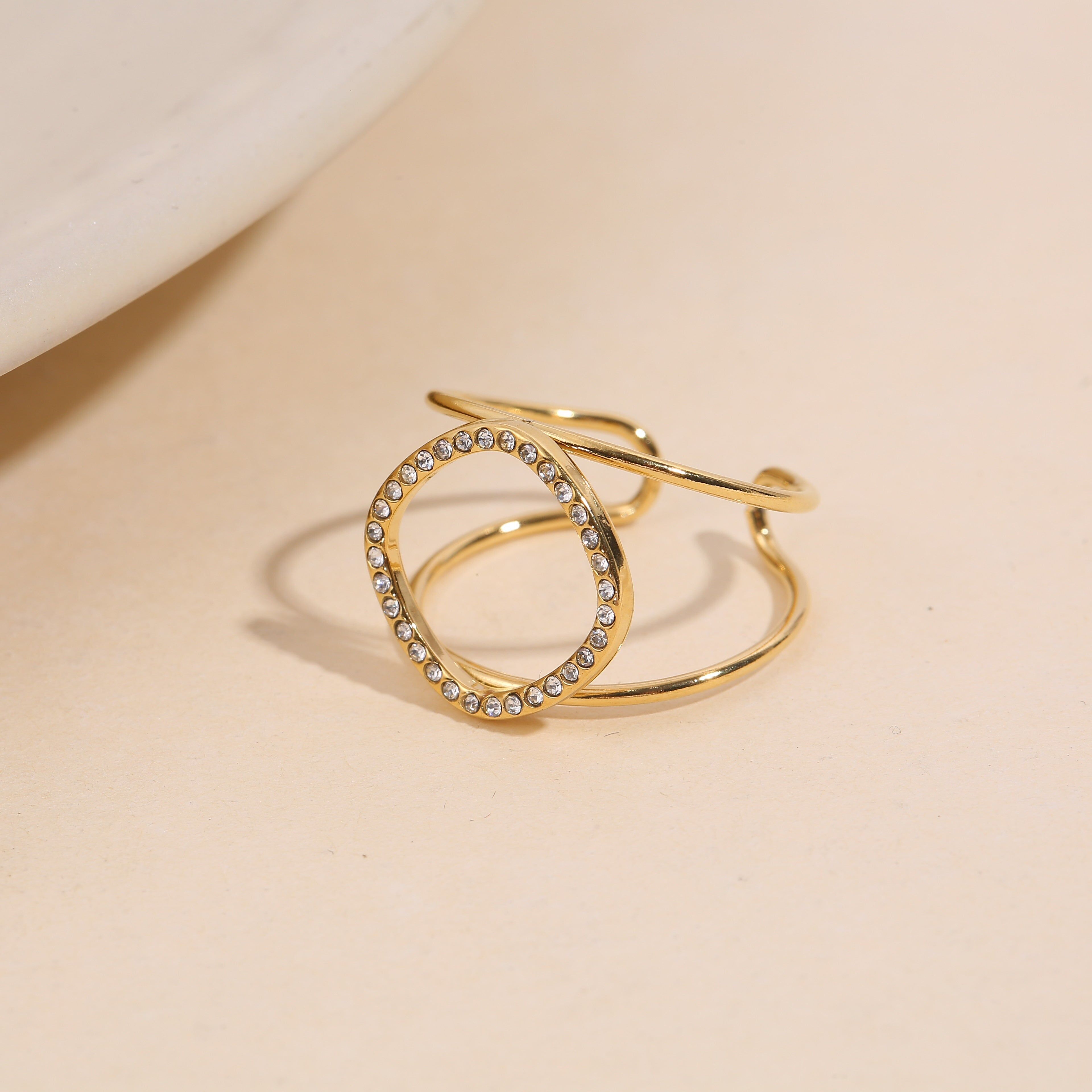 Verstellbarer Goldring mit doppeltem, durchbrochenem Zweigmuster und Pavé-Besatz aus Strasssteinen