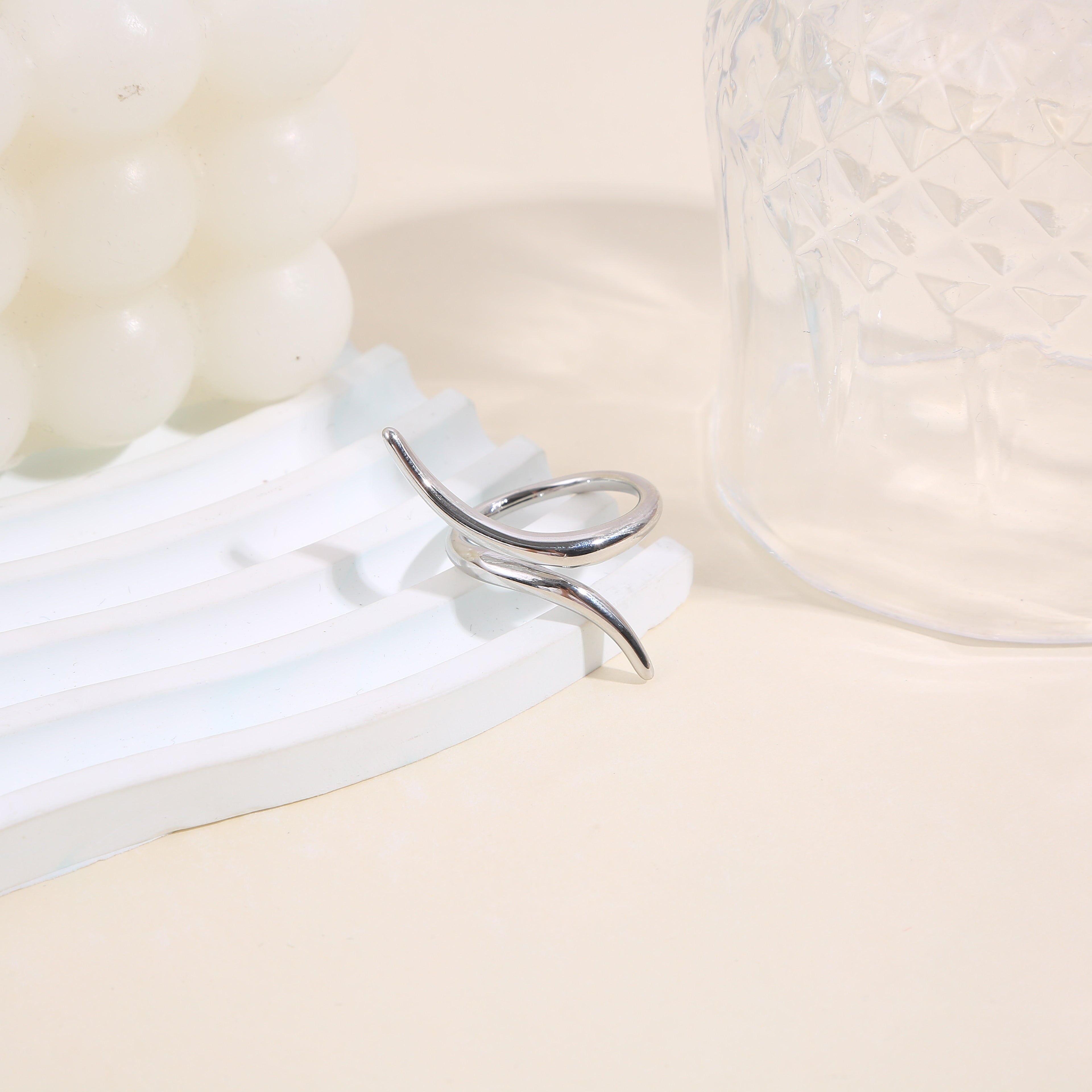 Anello in argento con lungo e minimalista motivo incrociato nella parte anteriore.