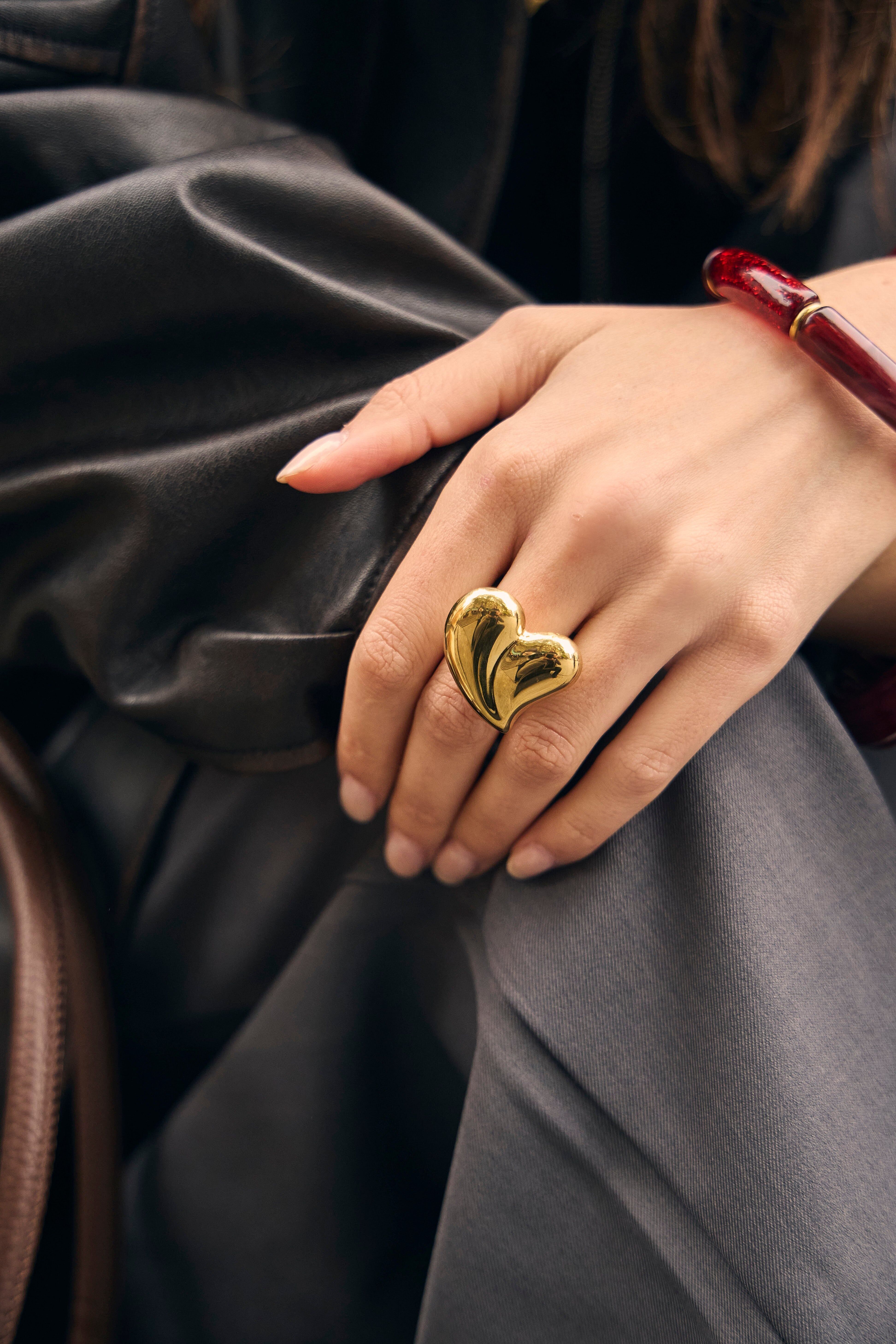 Anello regolabile in oro semi-spesso con cuore bombato ed effetto specchio