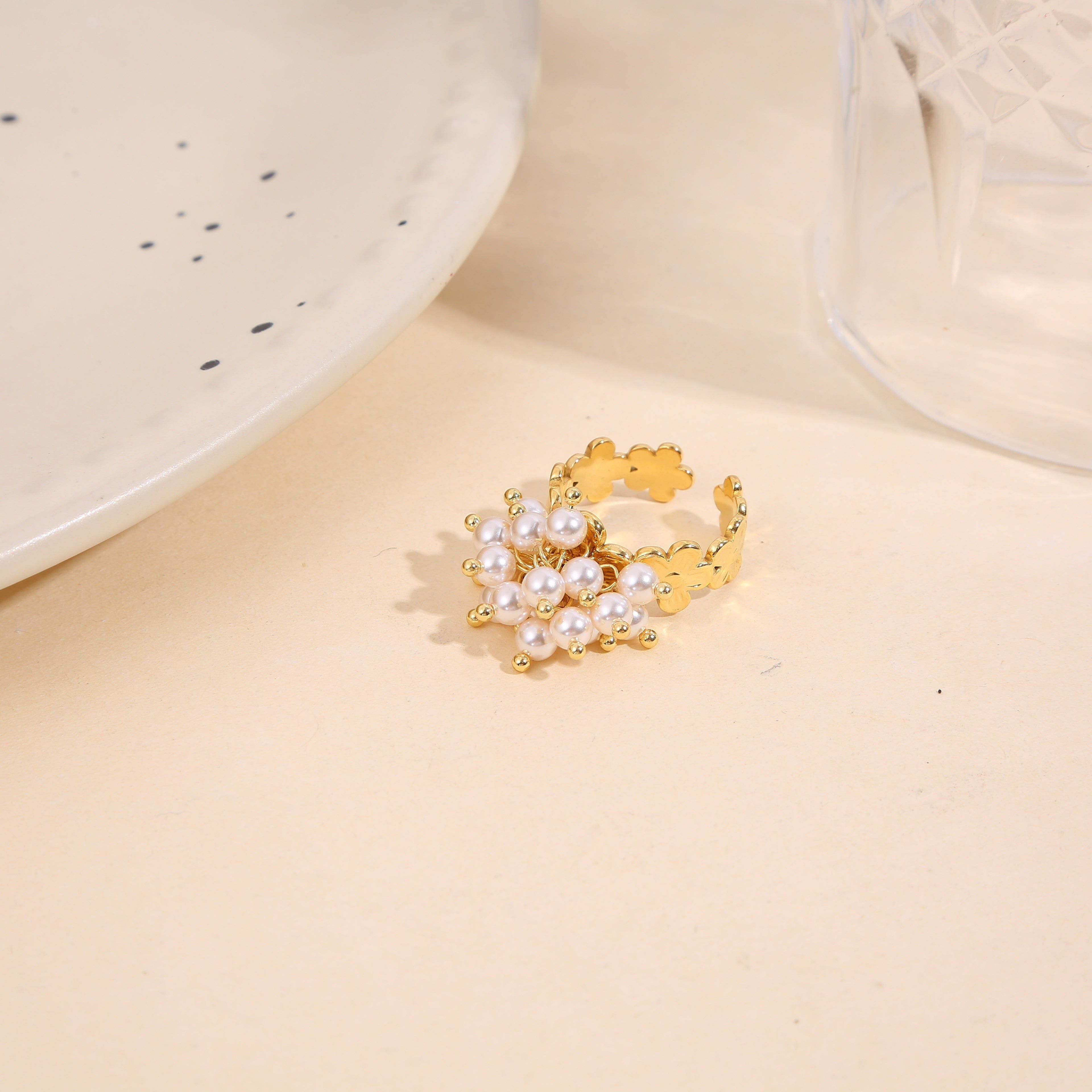 Anello in oro semi-spesso decorato con fiori e ciondoli di perle bianche