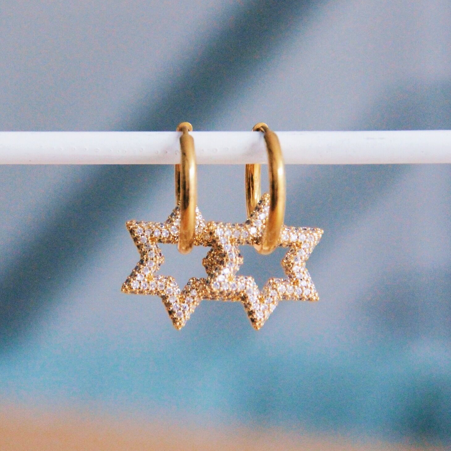 Pendientes de aro de acero inoxidable con estrella de cristal - blanco/dorado