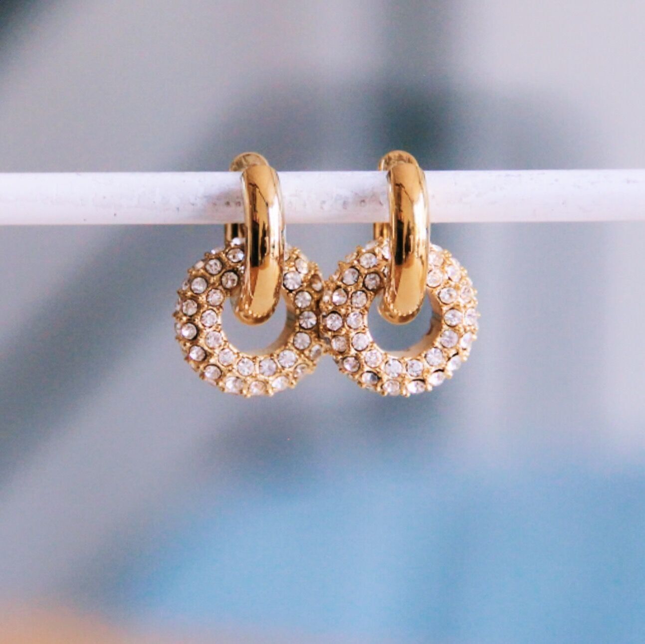 Pendientes de aro anchos de acero inoxidable con colgante de cristal redondo