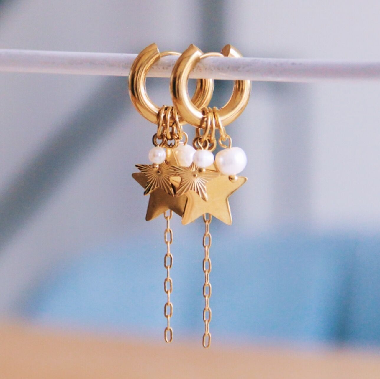 Pendientes de aro anchos de acero inoxidable con estrellas, perla y cadena - dorado