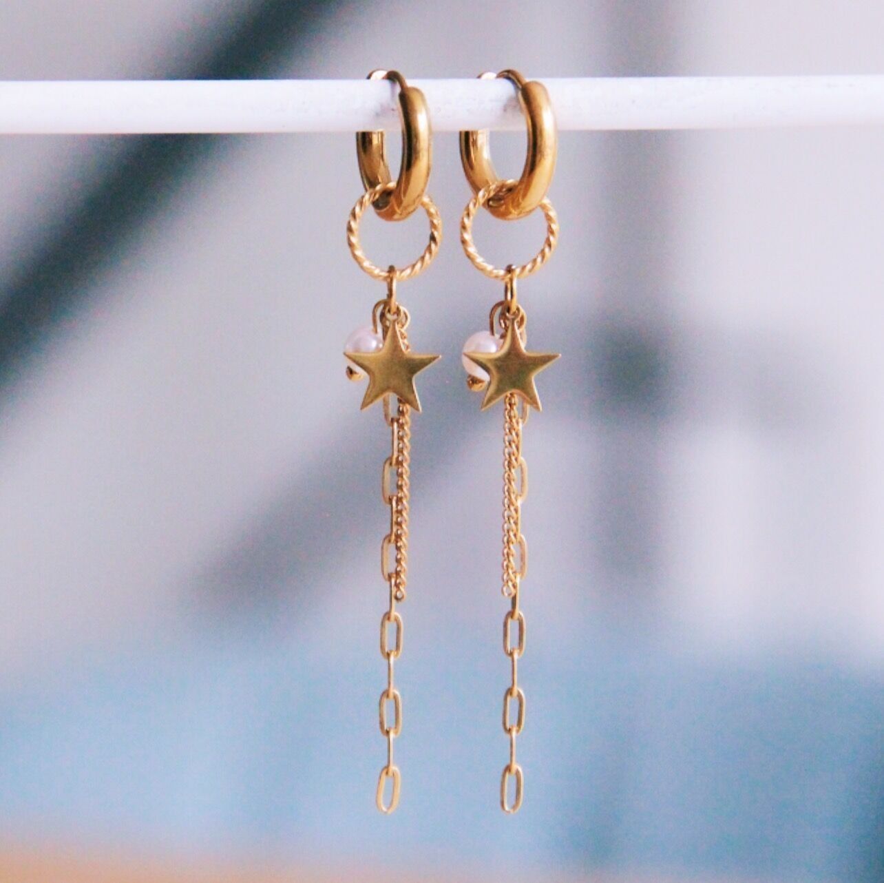 Orecchino a cerchio in acciaio inossidabile con stella, perla e catene - oro