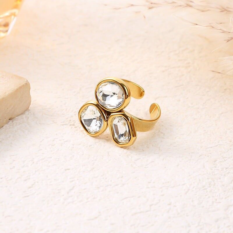 Anello in oro con 3 strass bianchi di varie forme