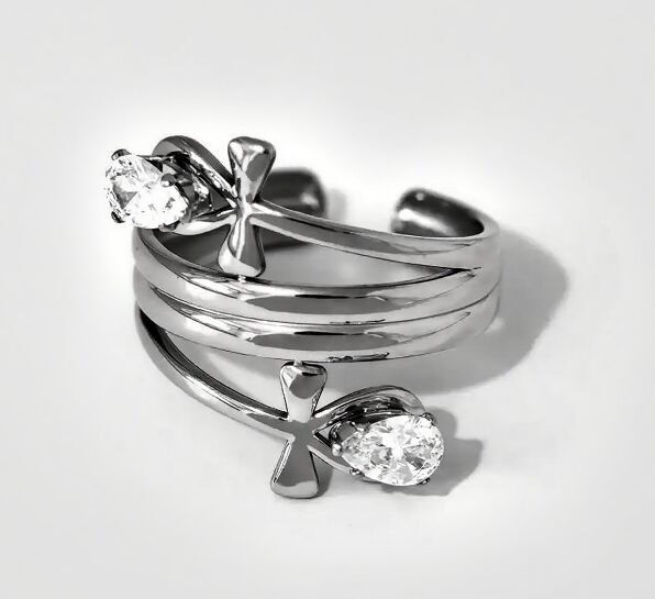 Anello regolabile in argento semi-spesso con decorazioni floreali e gocce di strass