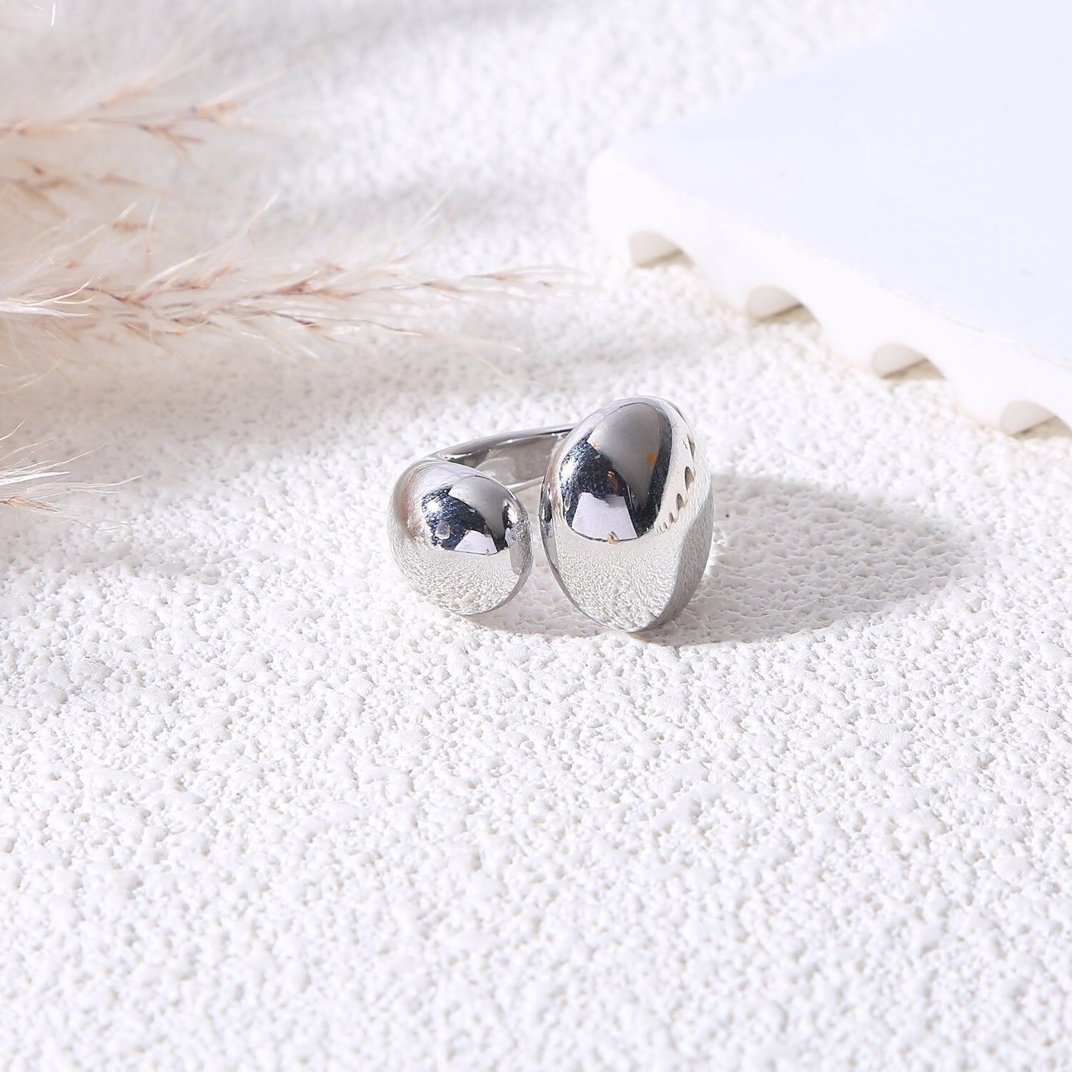 Anello centrale placcato in argento con un cabochon liscio e bombato nella parte anteriore.