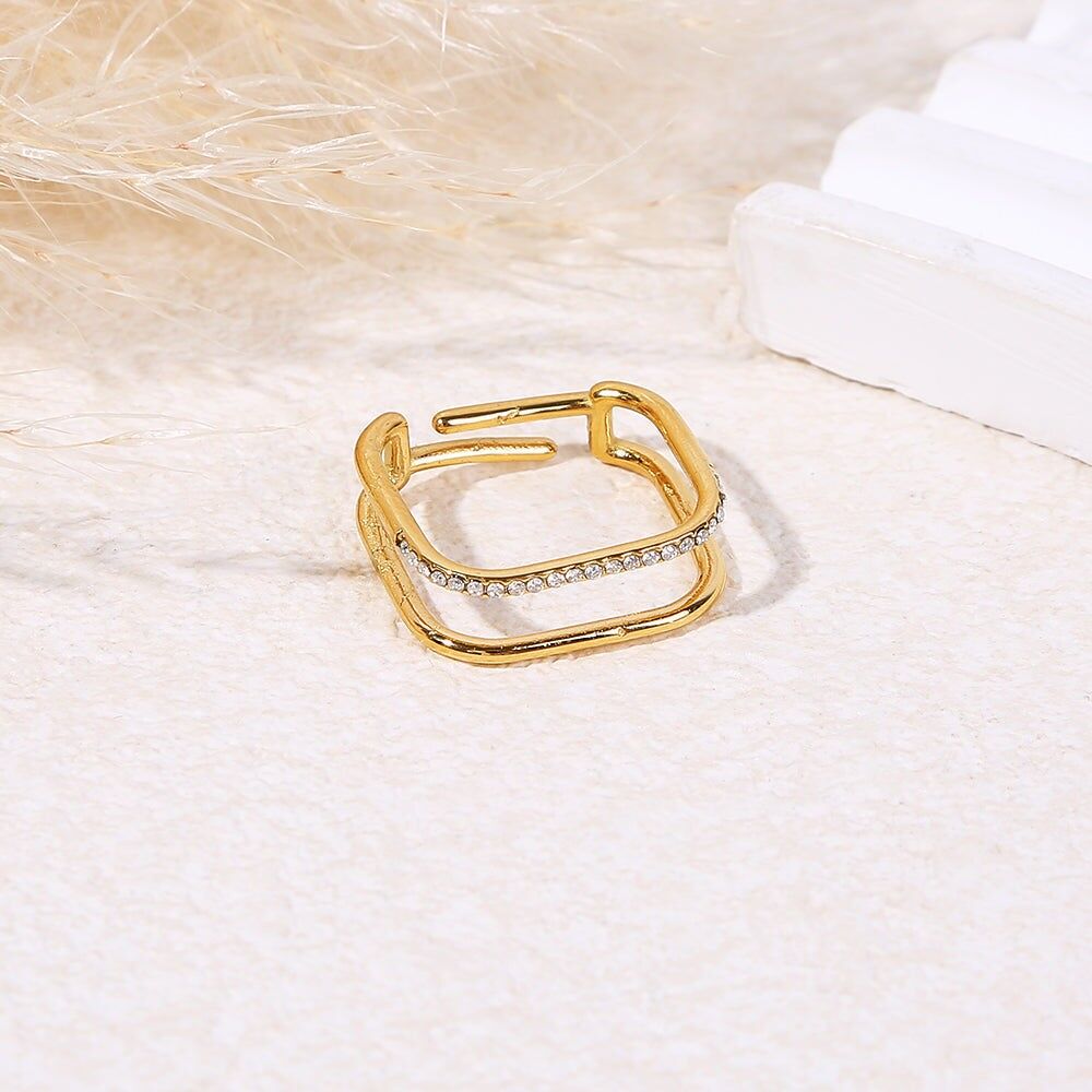 Anello quadrato regolabile in oro con un ramo decorato con mini strass rotondi e uno liscio