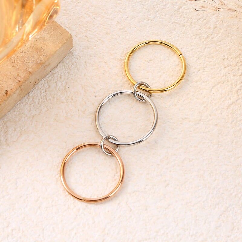 Sottile anello tricolore a tre fasce (oro rosa, oro, argento) con finitura effetto specchio