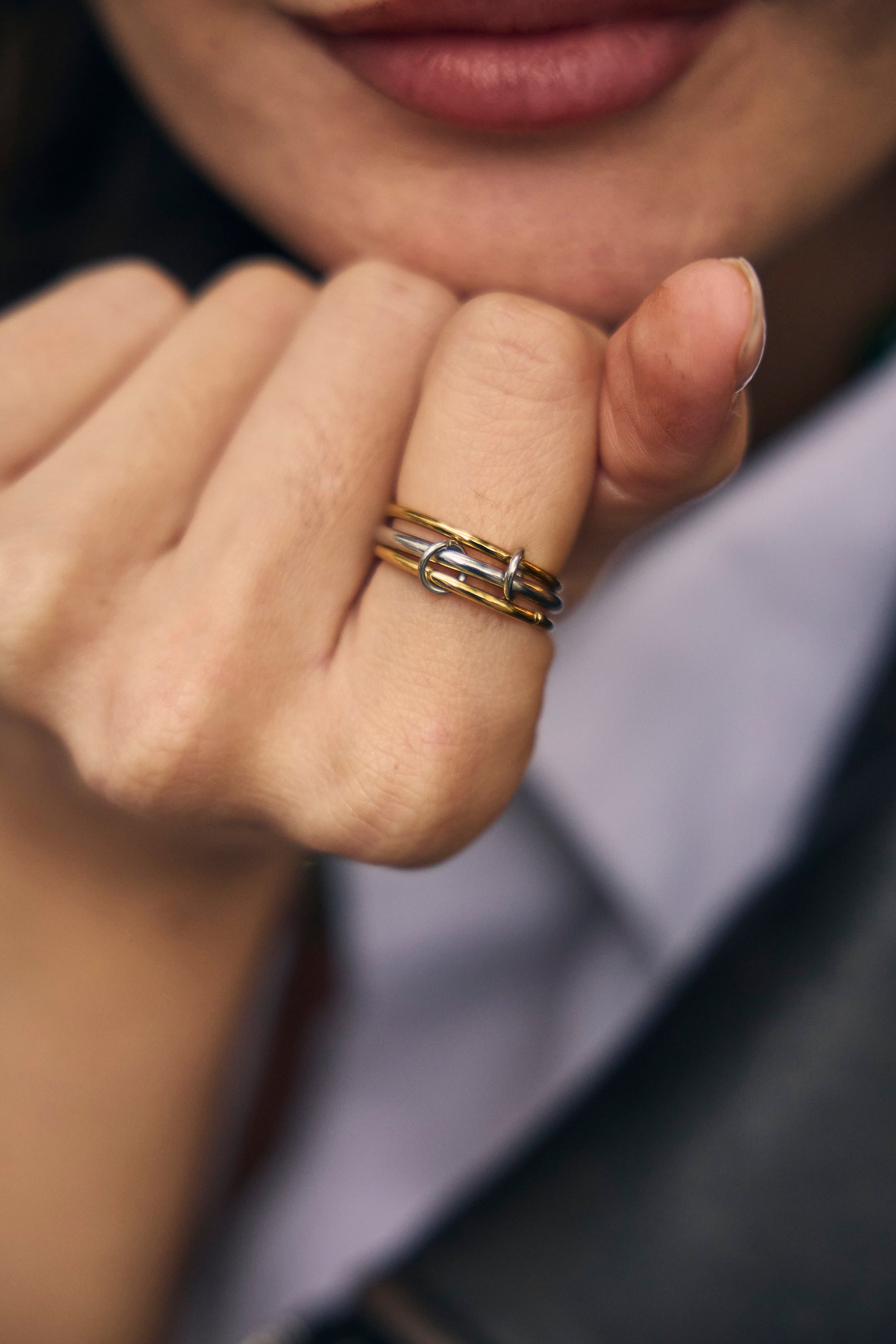 Anello sottile a tre fasce, bicolore oro e argento con finitura effetto specchio