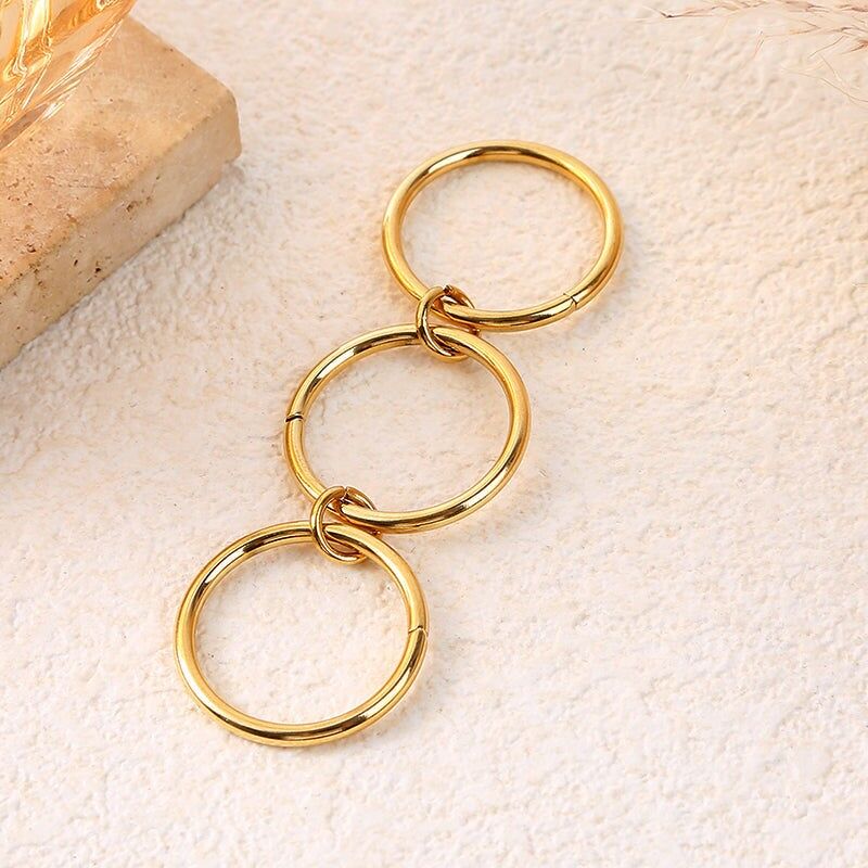 Sottile anello a tripla fascia in oro con finitura effetto specchio