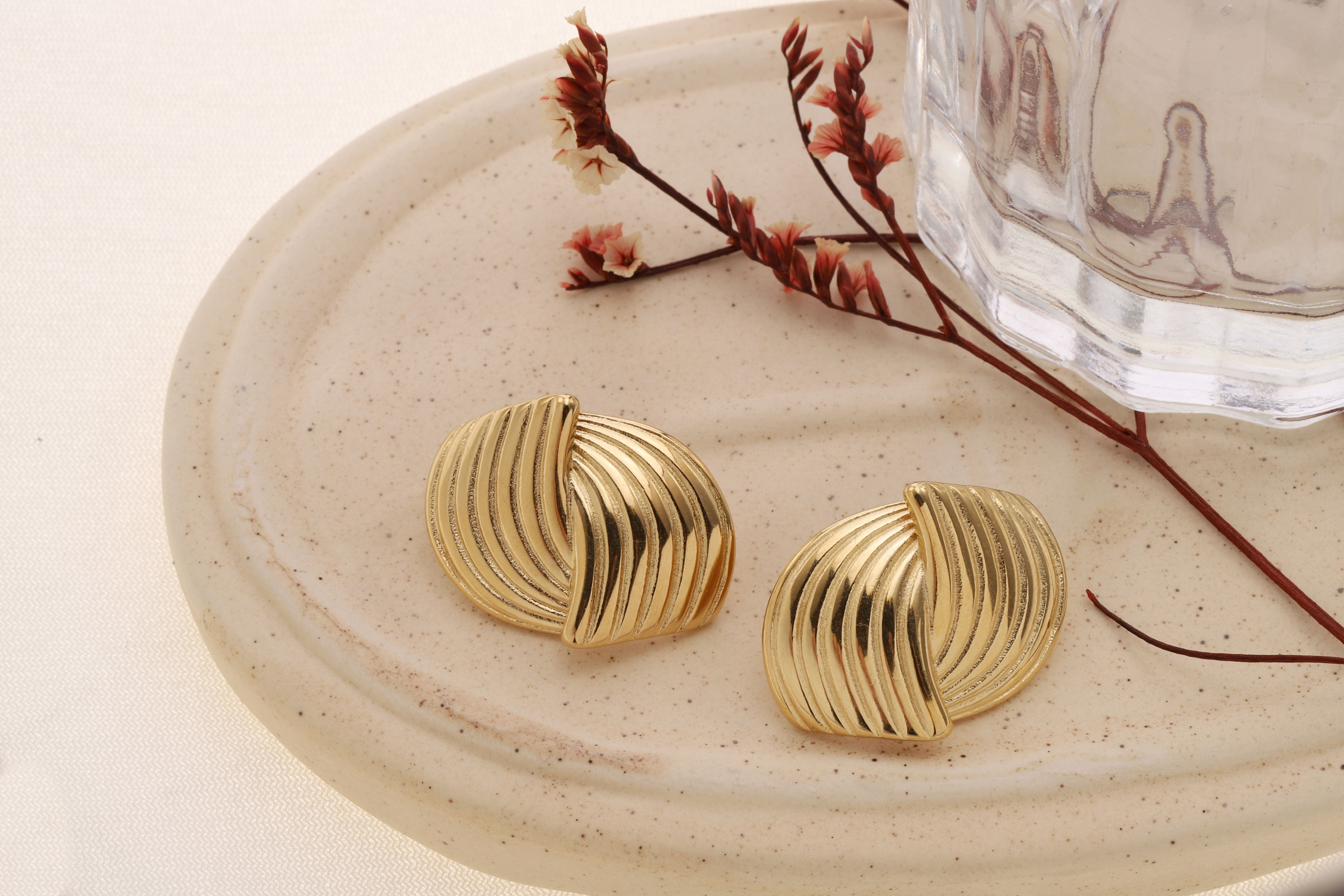 Orecchini placcati in oro con motivo striato e ritorto