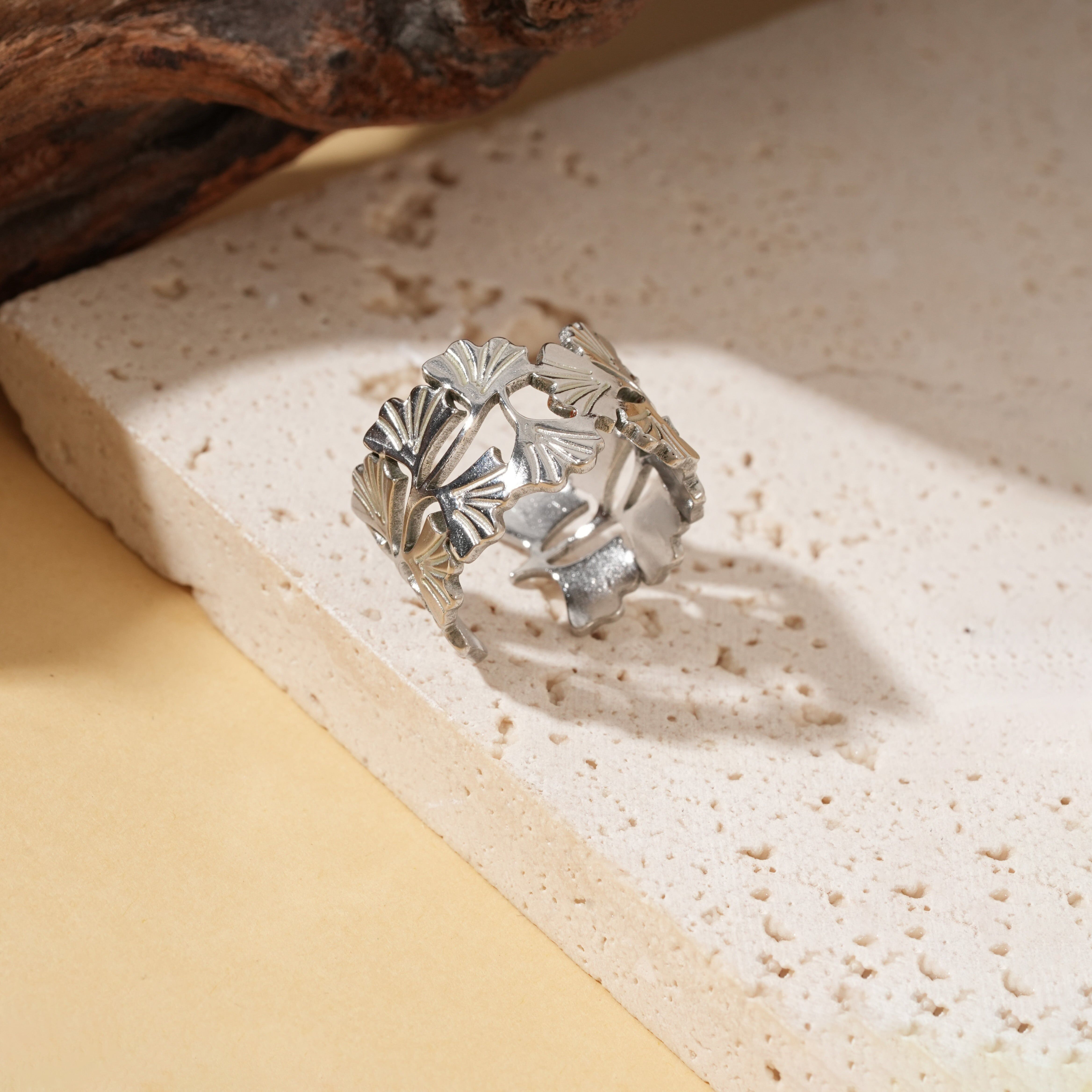 Anello regolabile in argento con fiori di ginkgo tutt'intorno
