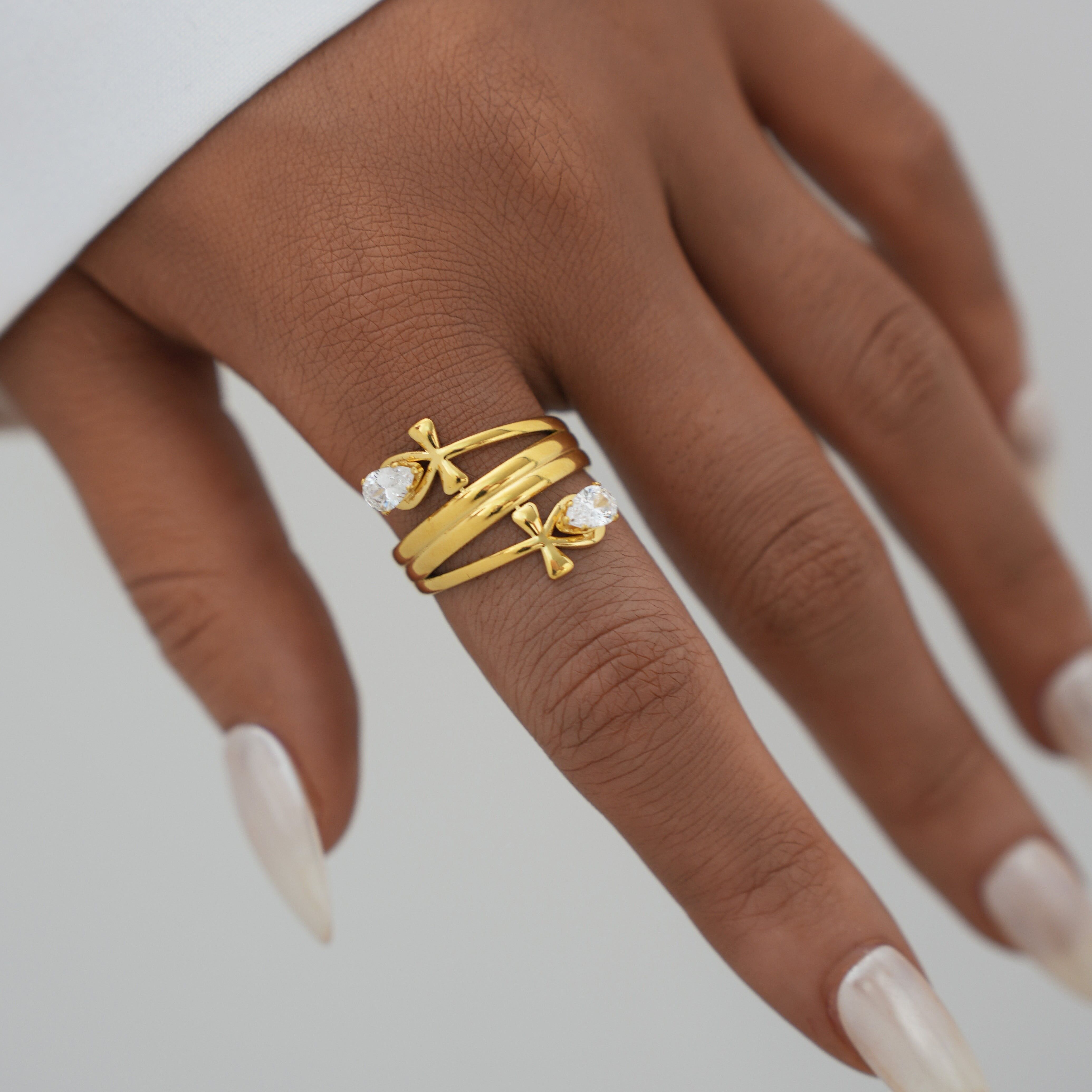 Anello regolabile in oro semi-spesso con decorazioni floreali e gocce di strass