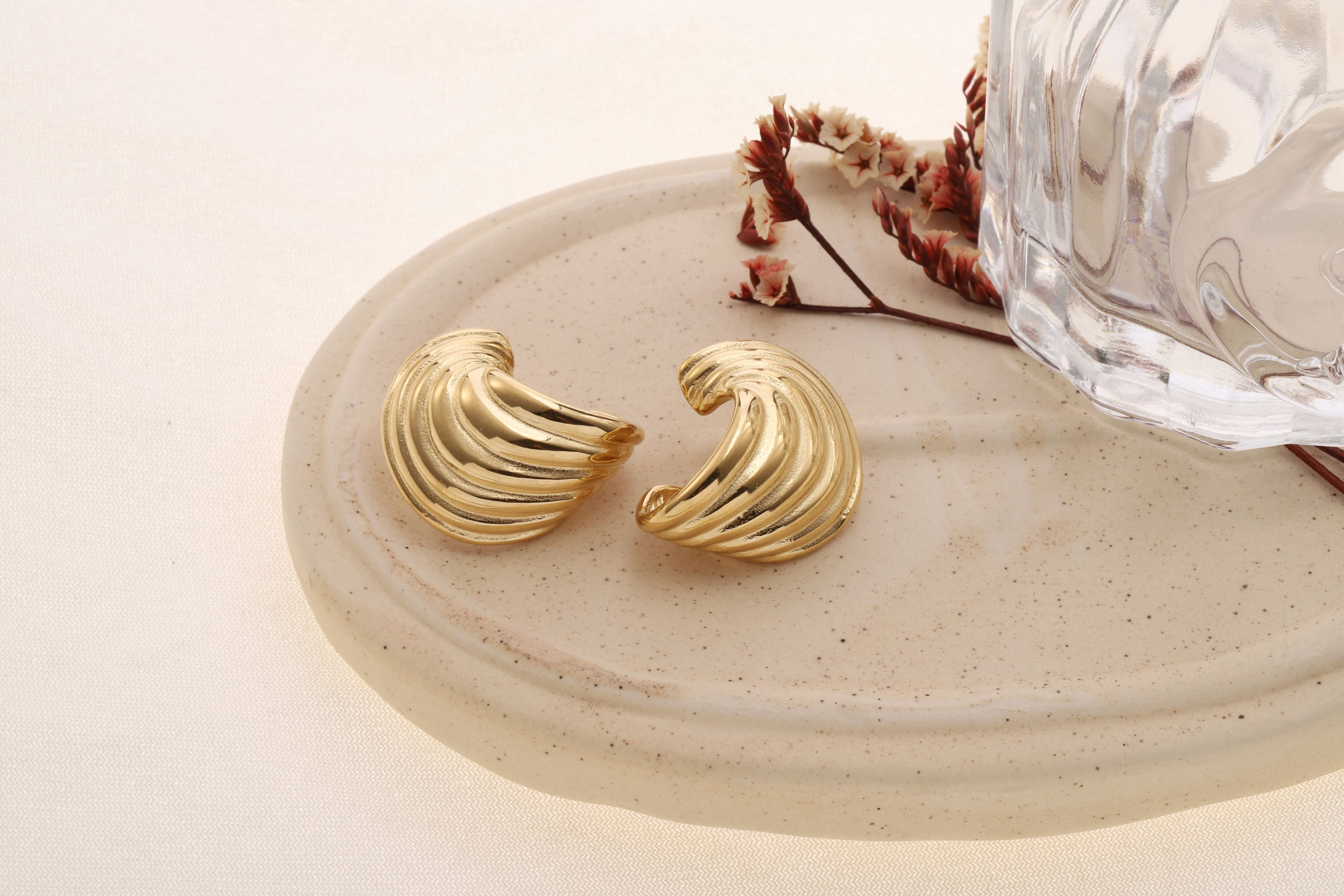 Orecchini a cupola in oro con motivo striato e ritorto