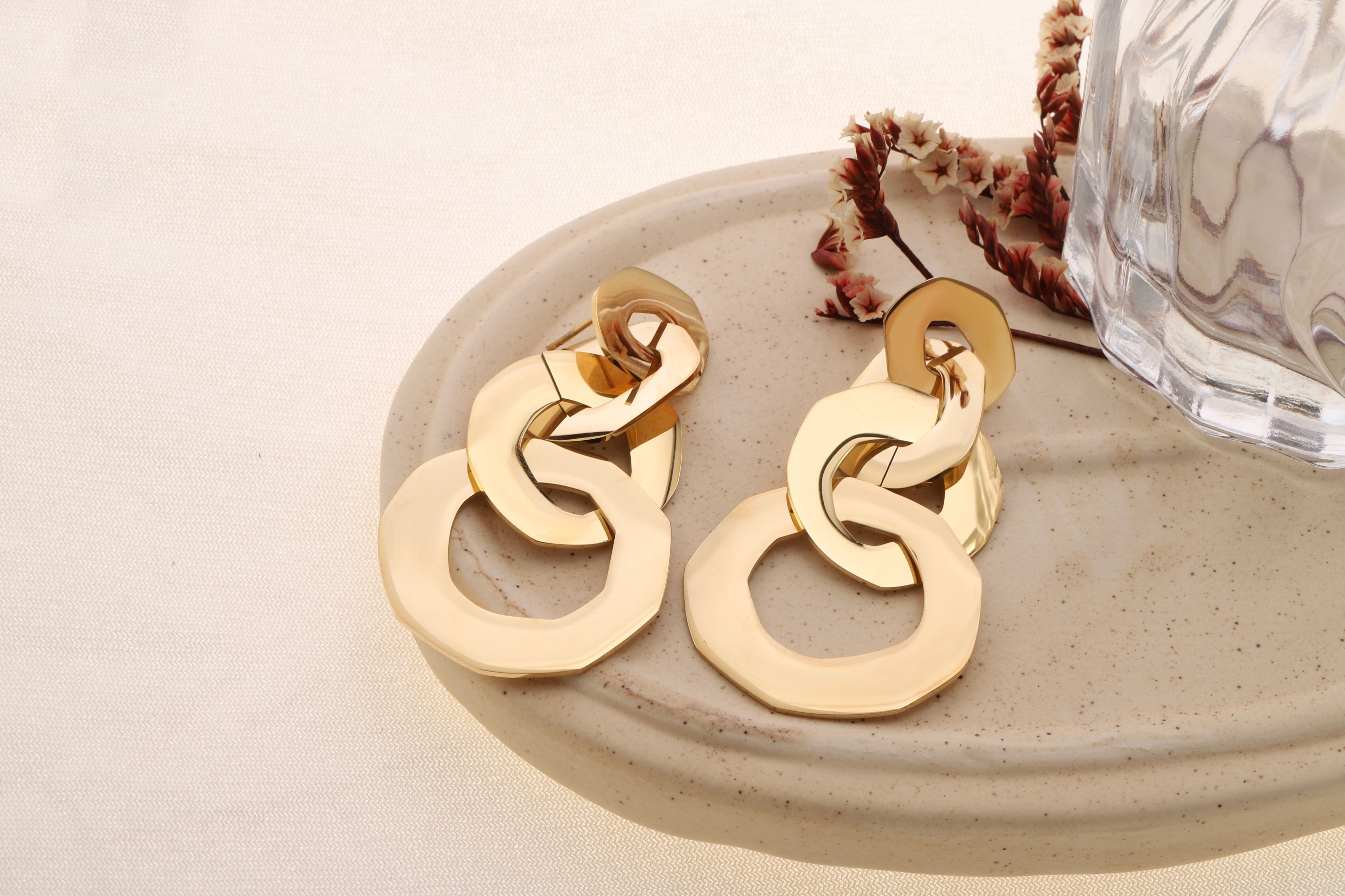 Orecchini pendenti placcati in oro, un quartetto di forme arrotondate collegate