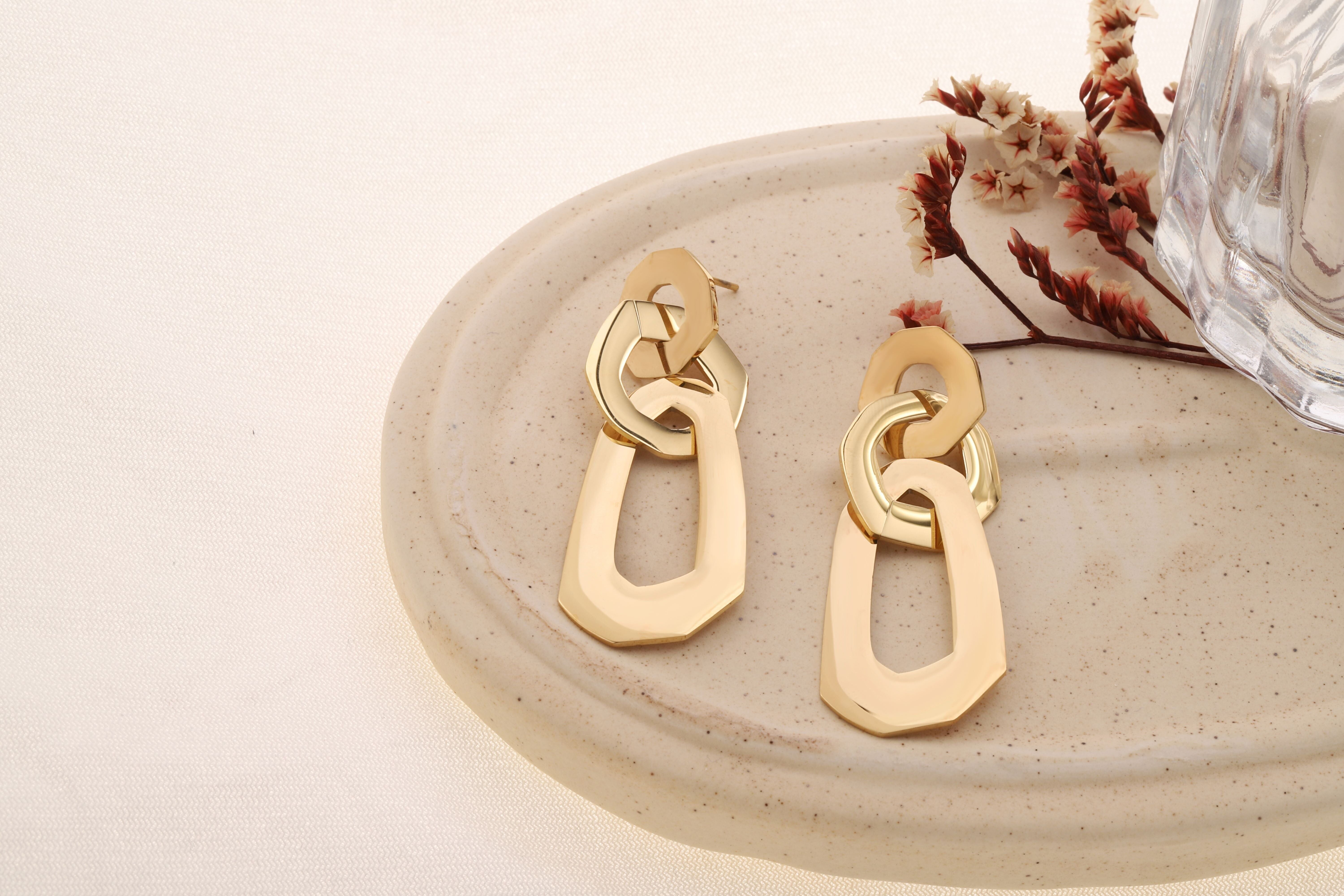 Trio di orecchini pendenti rotondi, collegati, color oro