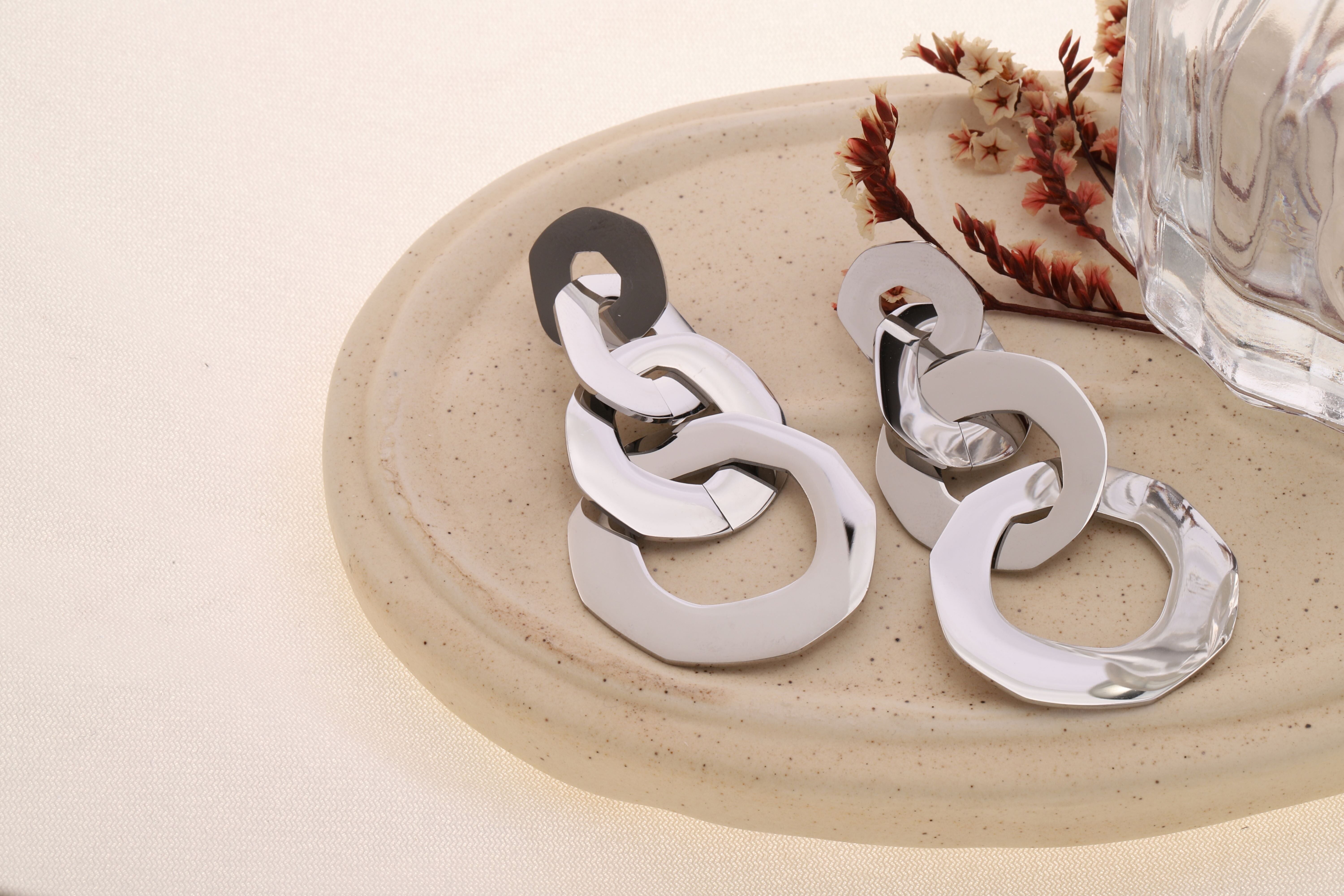 Orecchini pendenti in argento, un quartetto di forme arrotondate collegate