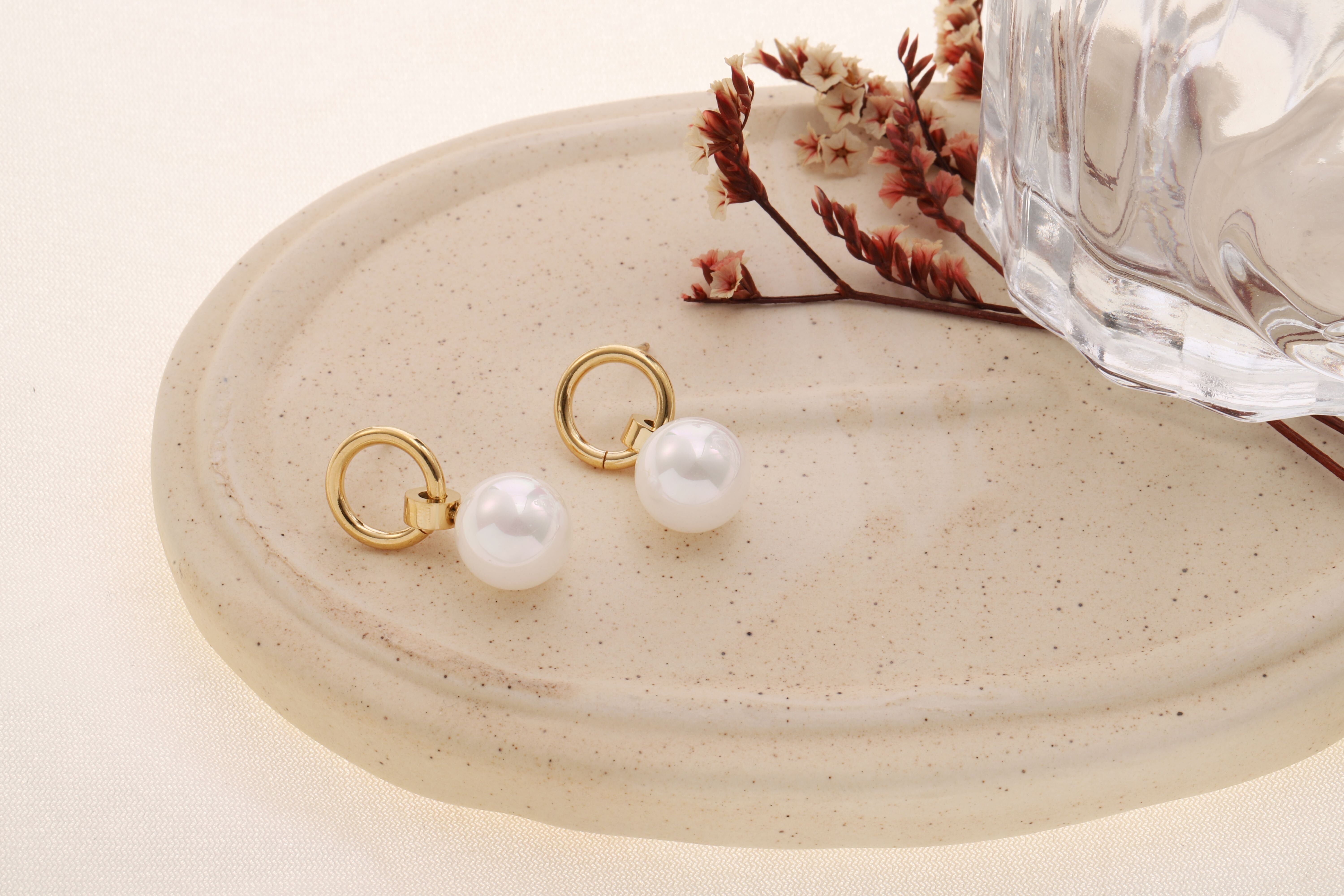 Orecchini pendenti in oro con pendenti di perle rotonde bianche lisce