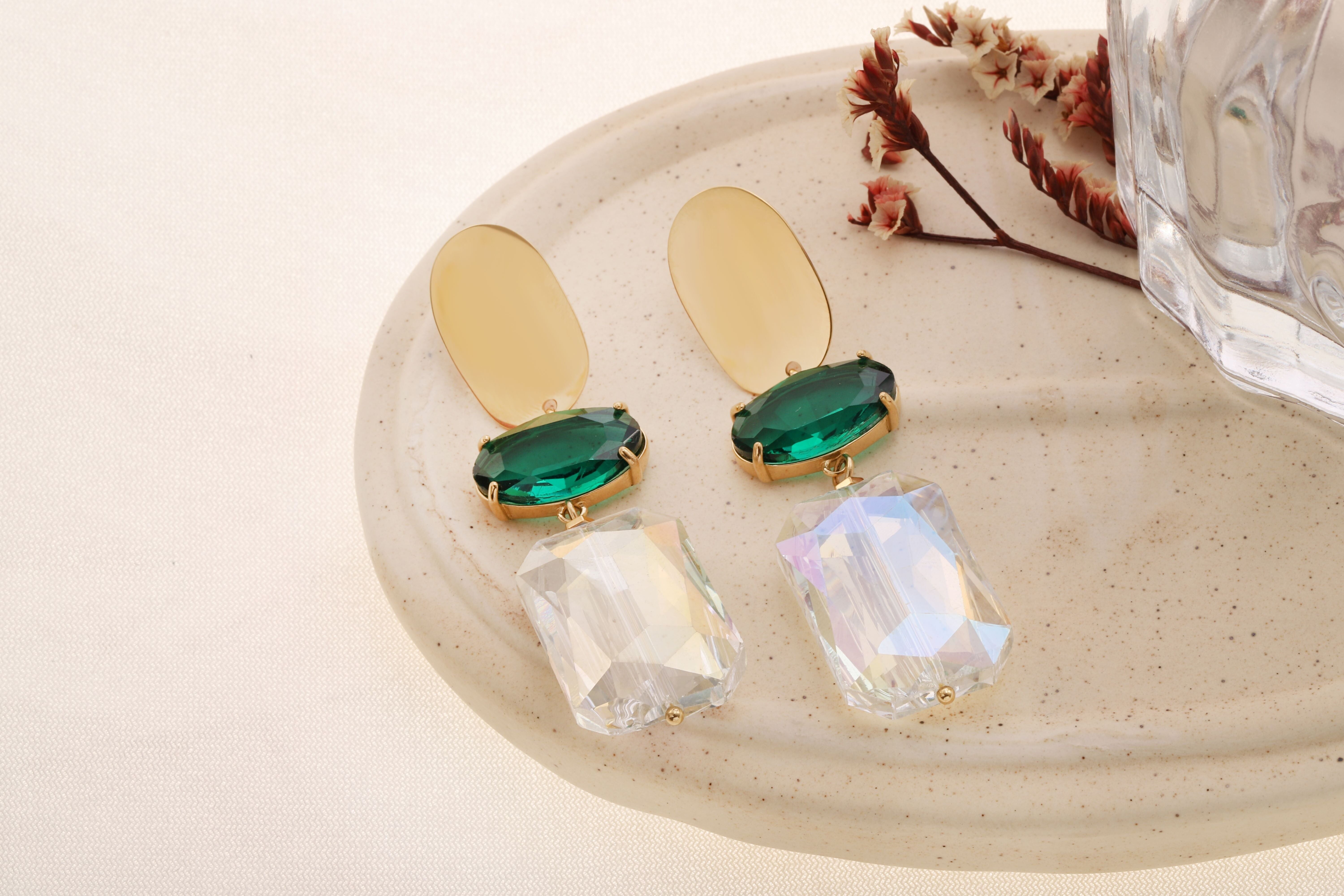 Orecchini pendenti ovali in oro con pendenti in pietra verde e bianca