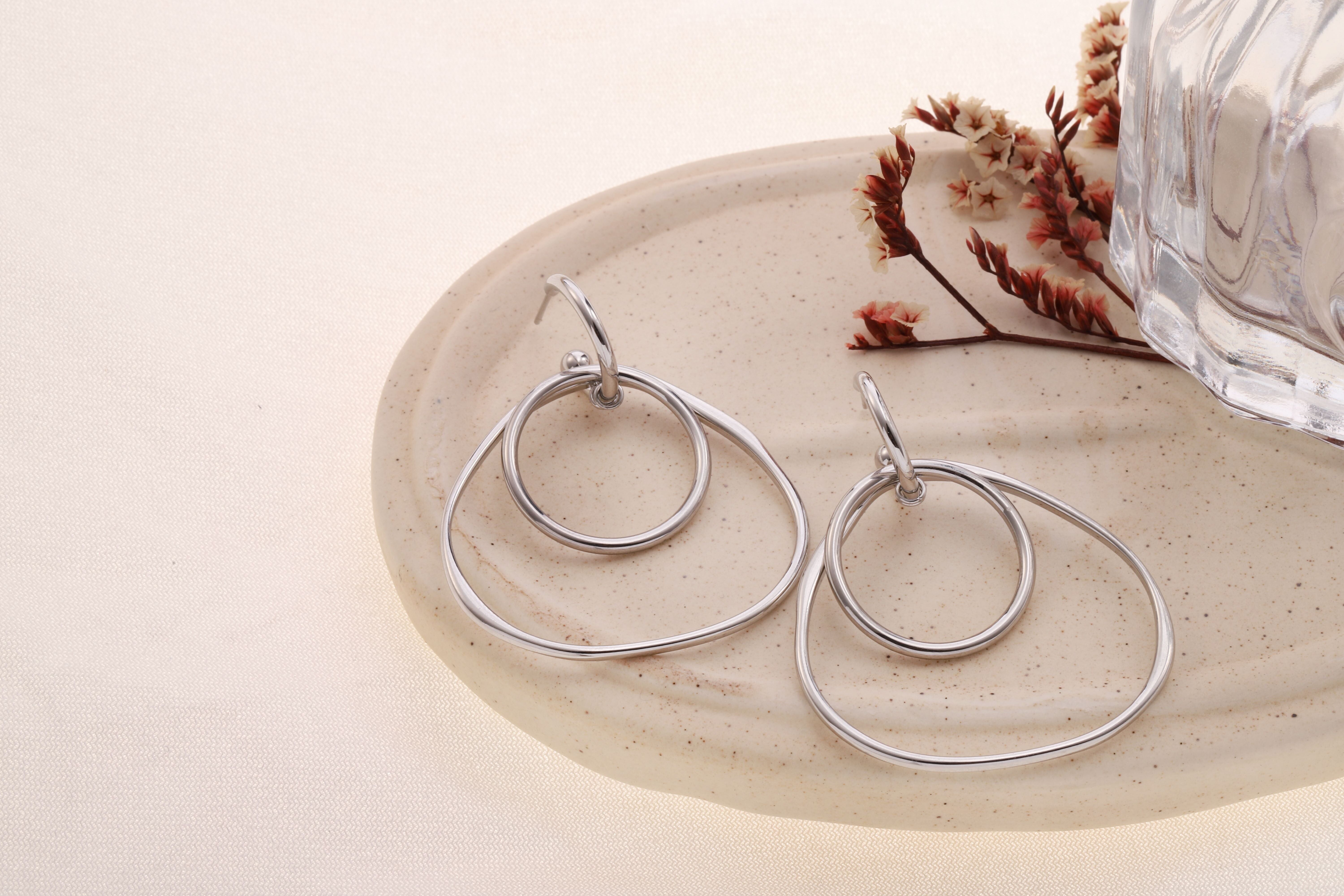 Orecchini pendenti placcati in argento con doppio anello irregolare intrecciato