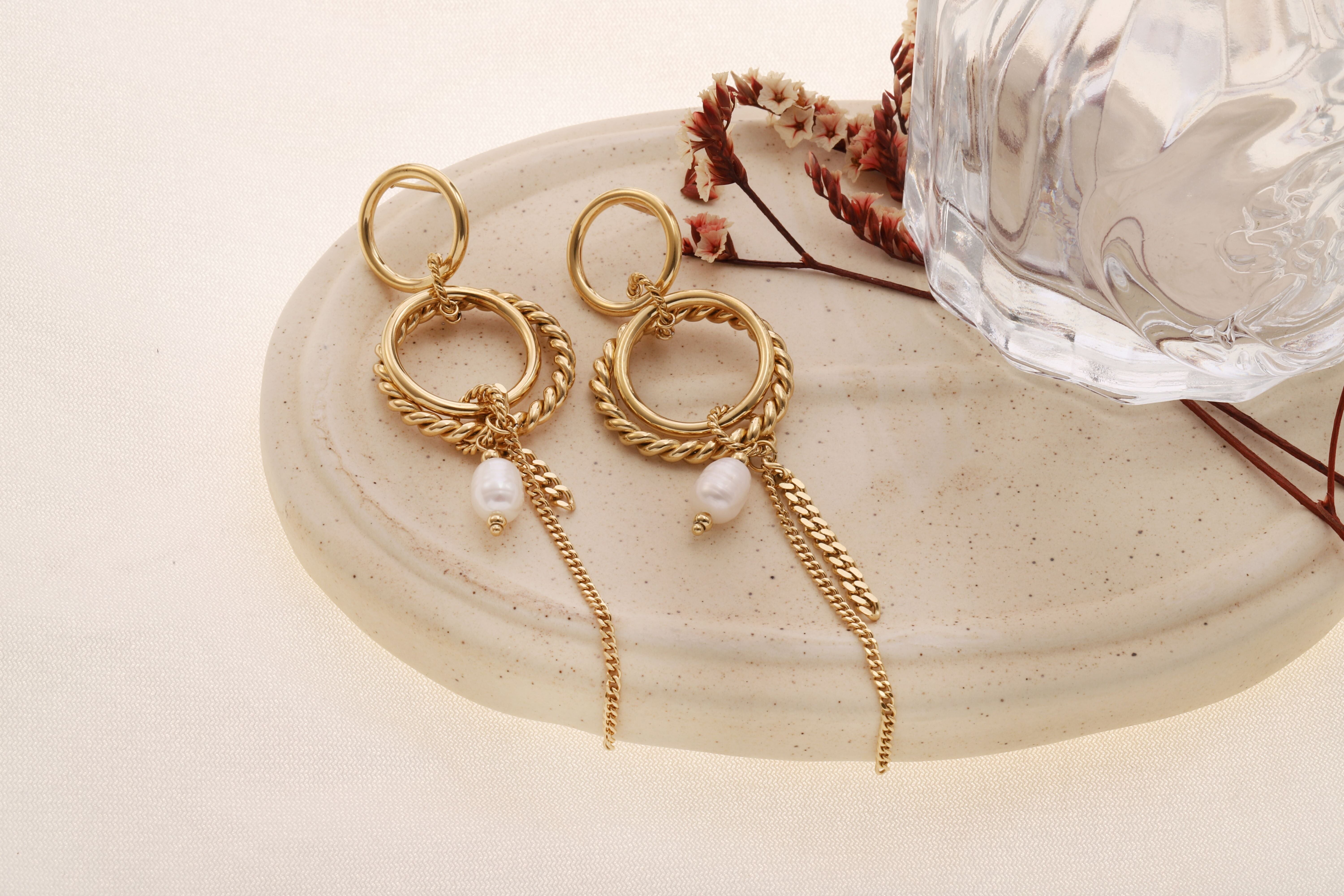 Orecchini pendenti placcati oro con doppio anello circolare, liscio e ritorto