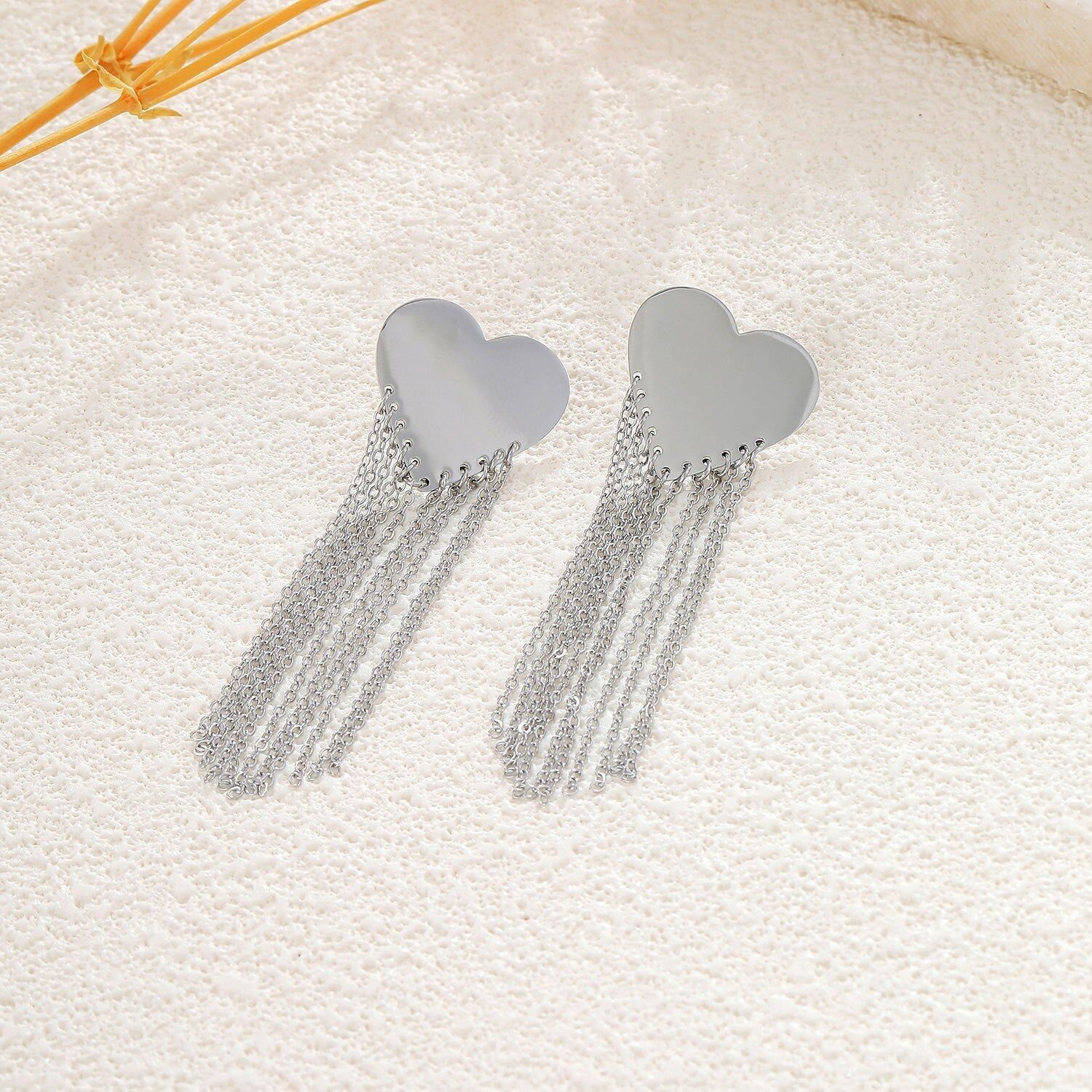 Orecchini a forma di cuore in argento effetto specchio con delicate catene pendenti