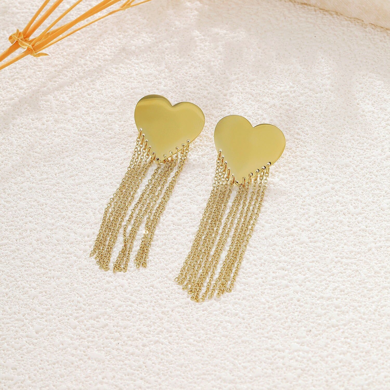 Orecchini a forma di cuore in oro effetto specchio con delicate catene pendenti