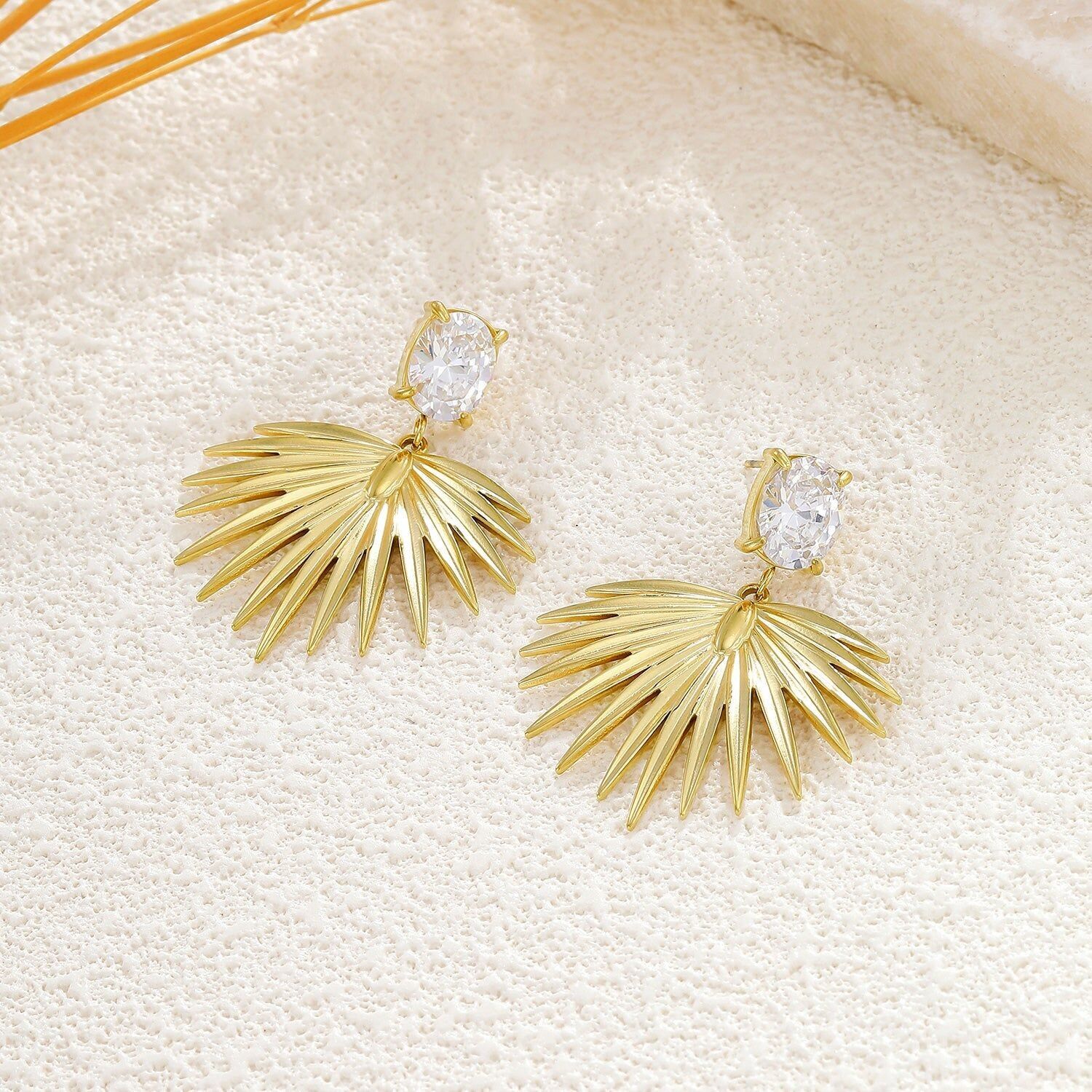 Orecchini pendenti ovali a forma di ventaglio con strass dorati