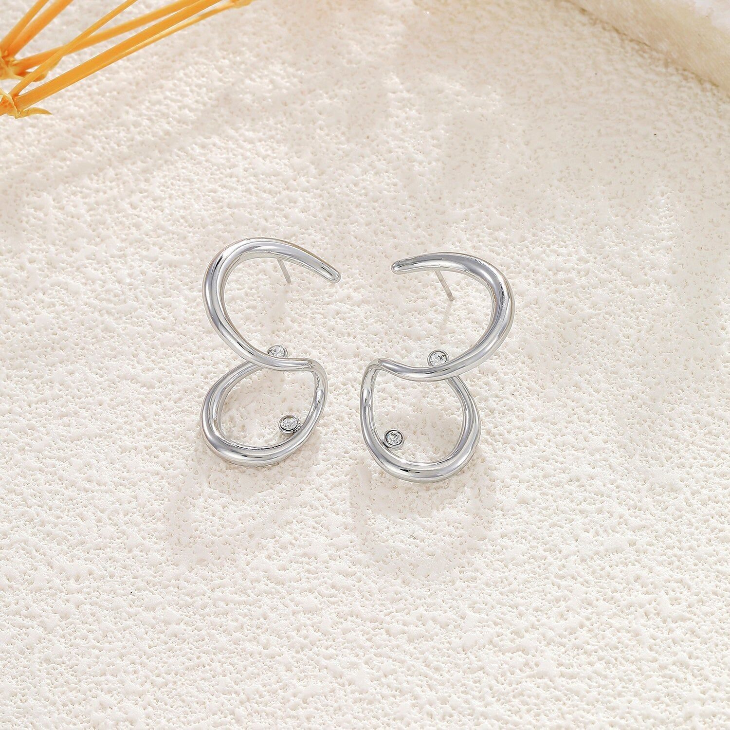 Orecchini a cerchio aperti in argento a forma di goccia asimmetrica con strass centrale