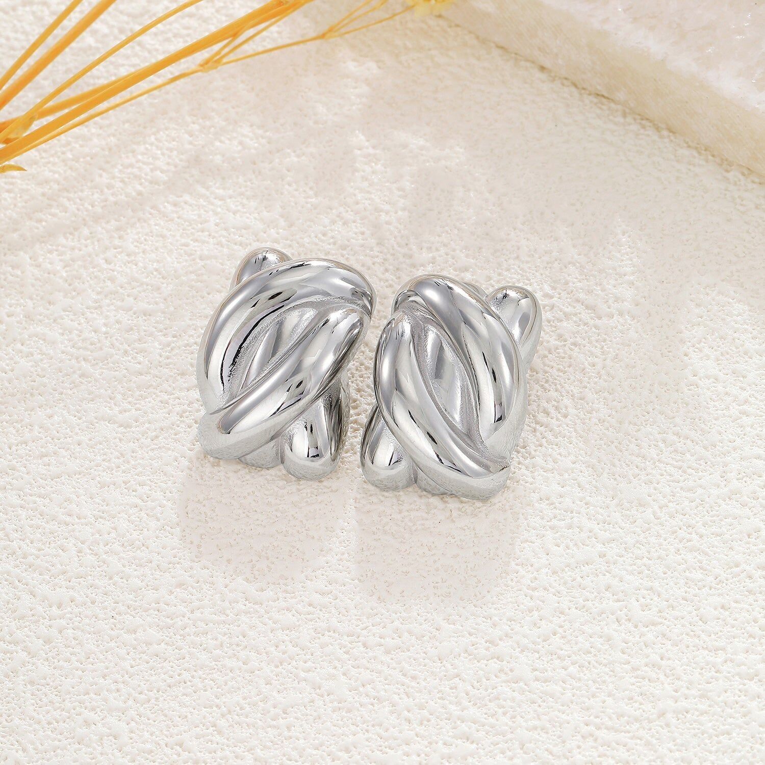 Orecchini rettangolari bombati in argento con trecce larghe ed effetto specchio