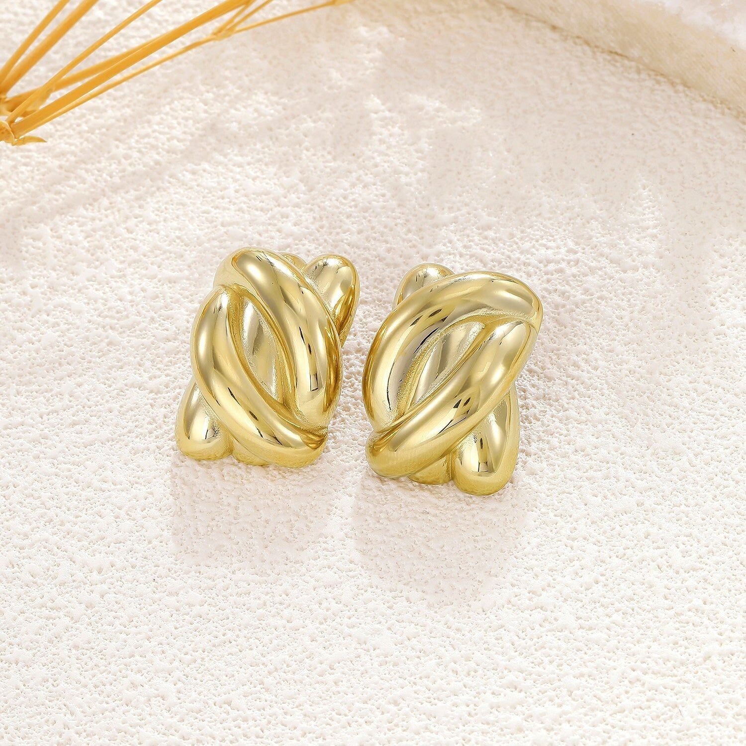 Orecchini rettangolari bombati in oro con trecce larghe ed effetto specchio