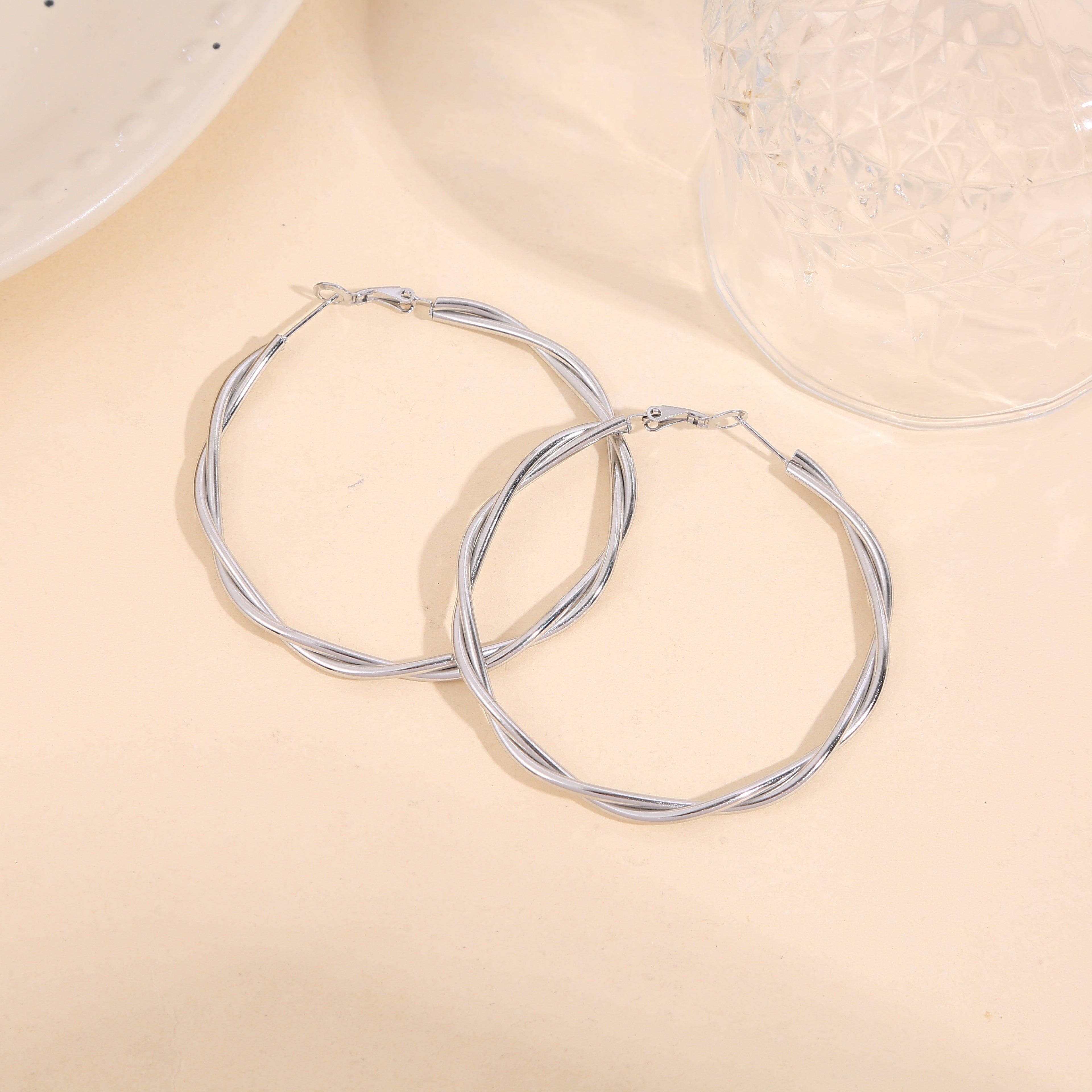 Orecchini a cerchio in argento con effetto liscio e ritorto