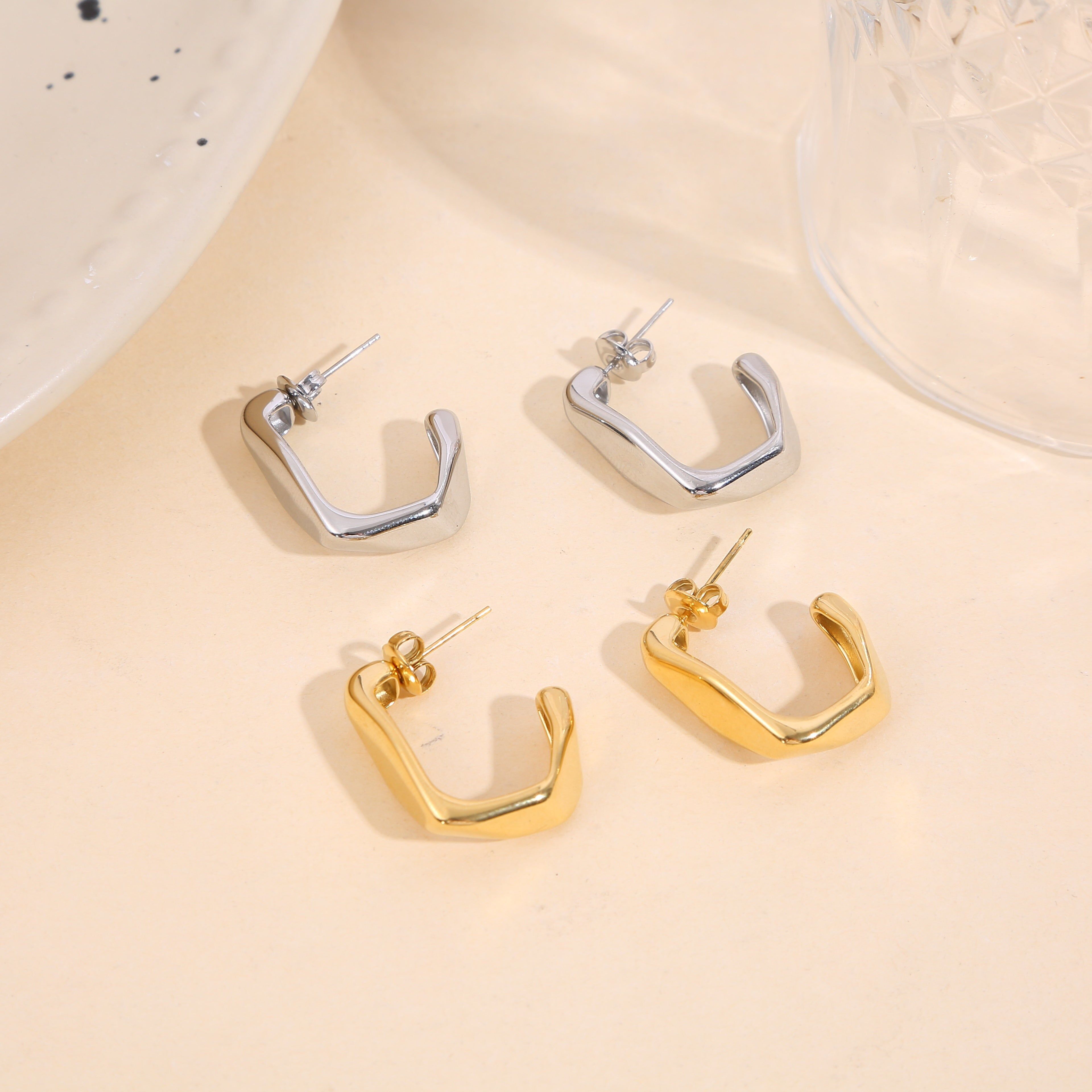 Orecchini a cerchio aperti semi-spessi placcati in argento, di forma geometrica