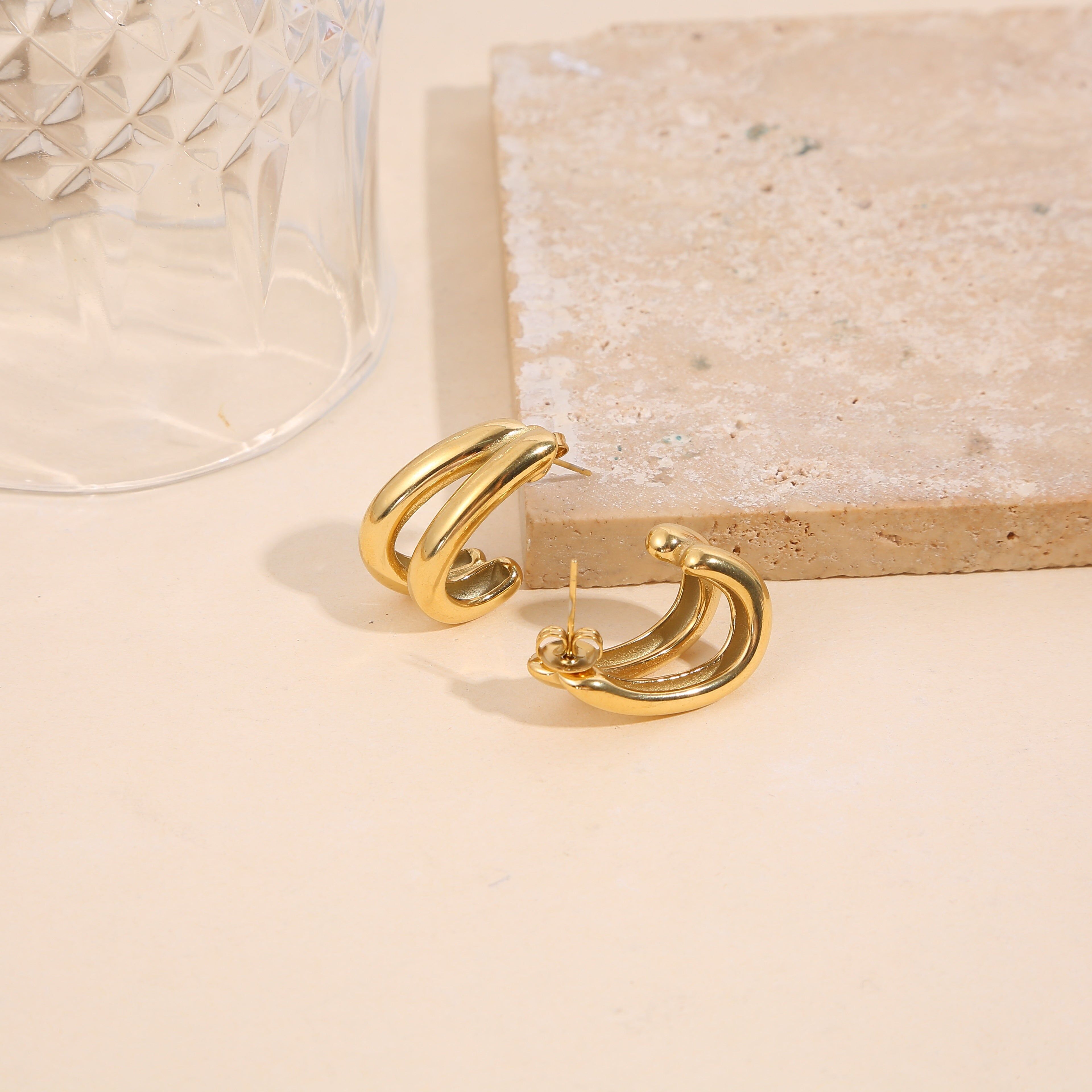 Orecchini a cerchio doppio bombato placcati in oro con effetto specchio