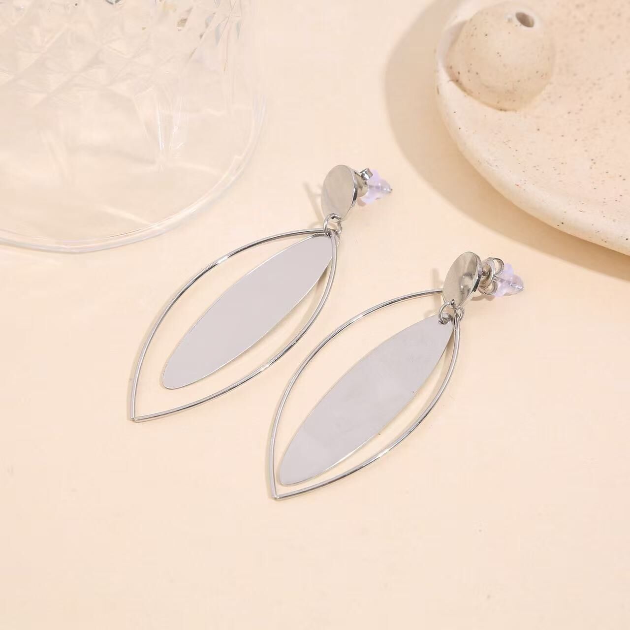 Orecchini pendenti placcati in argento a forma di occhio traforato