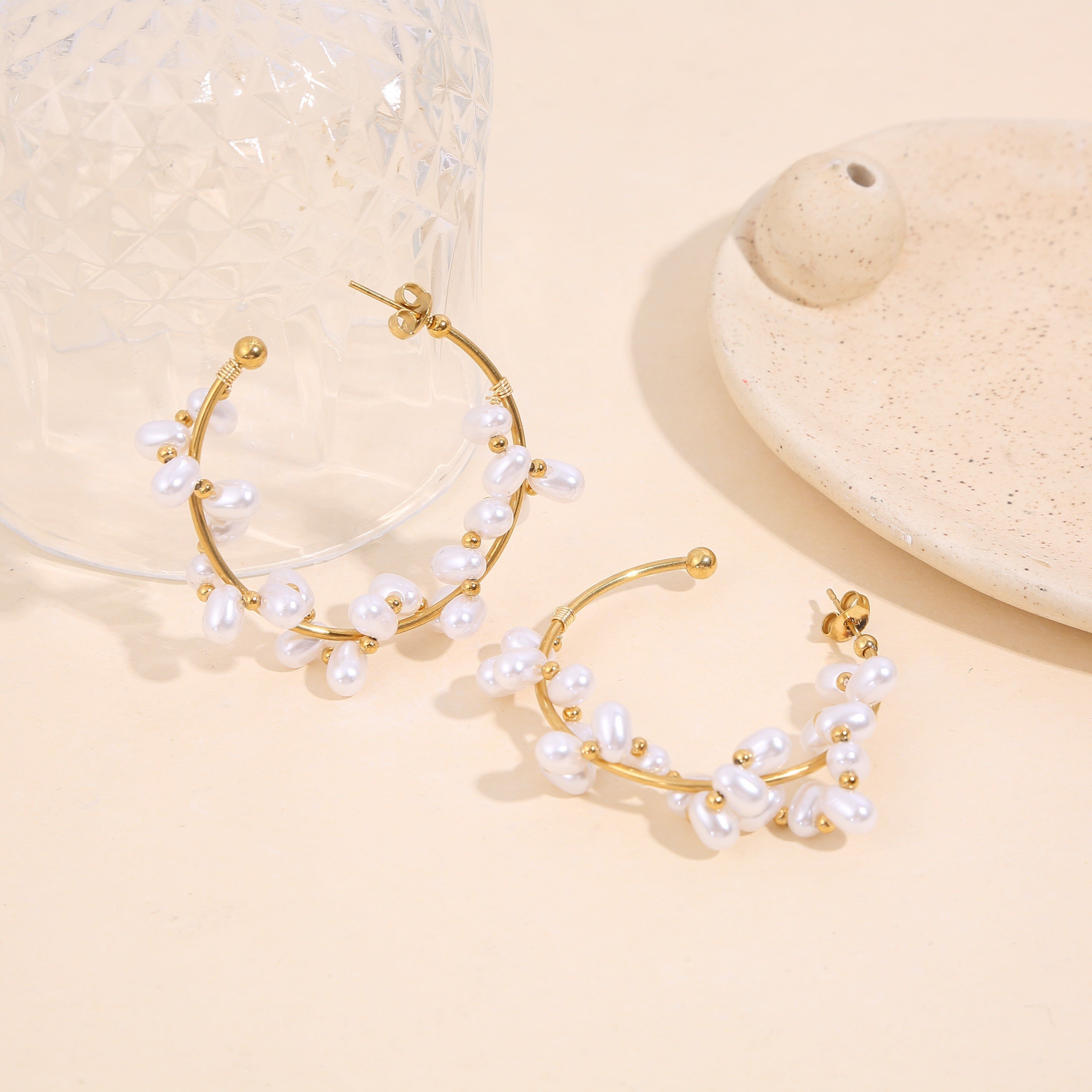 Orecchini a cerchio aperti in oro circondati da perline bianche a forma di fagiolo