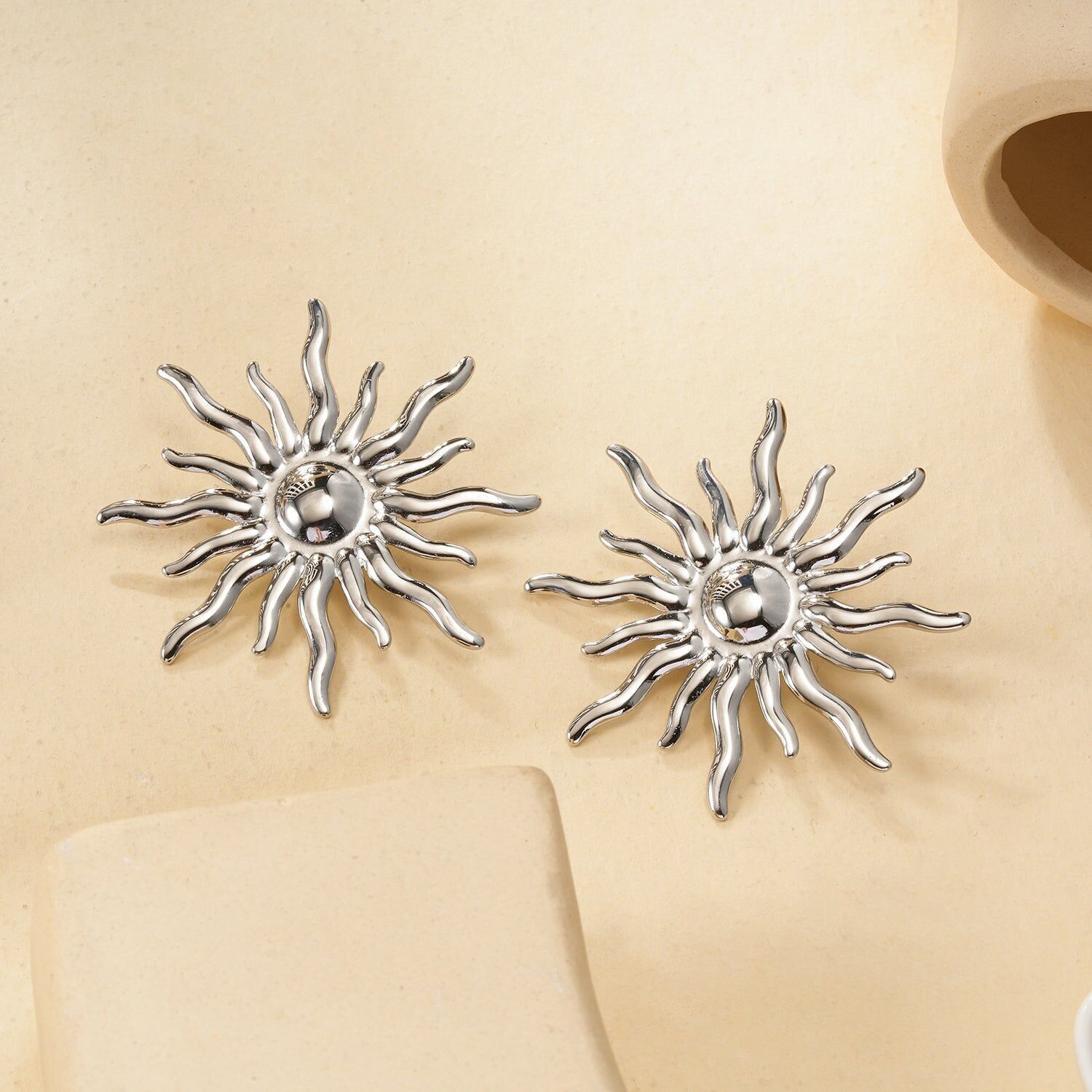 Orecchini a forma di sole color argento con effetto specchio luminoso