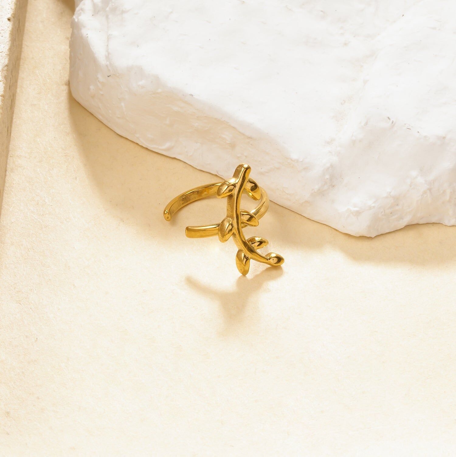 Orecchino a polsino in oro con motivo a ramo di foglia liscia