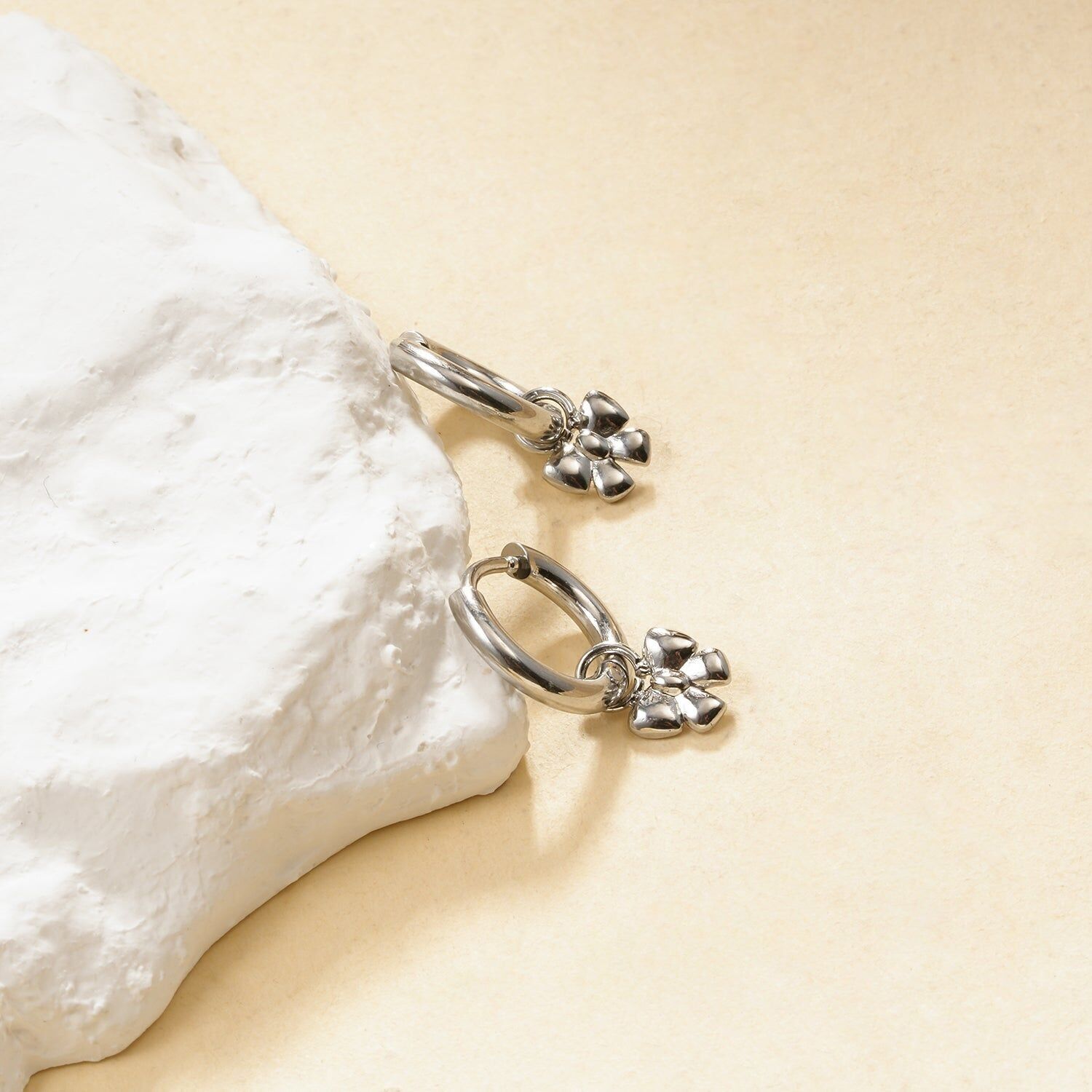 Mini orecchini a cerchio in argento con pendente a fiocco liscio