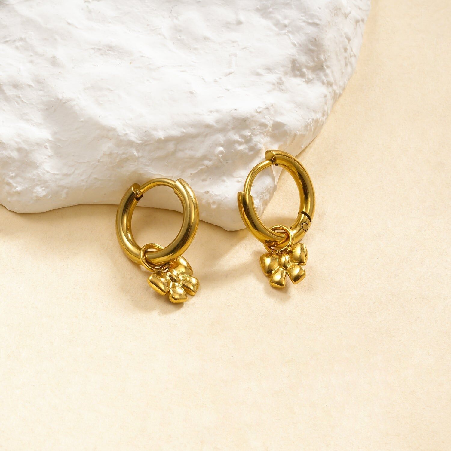 Mini orecchini a cerchio in oro con pendente a fiocco liscio