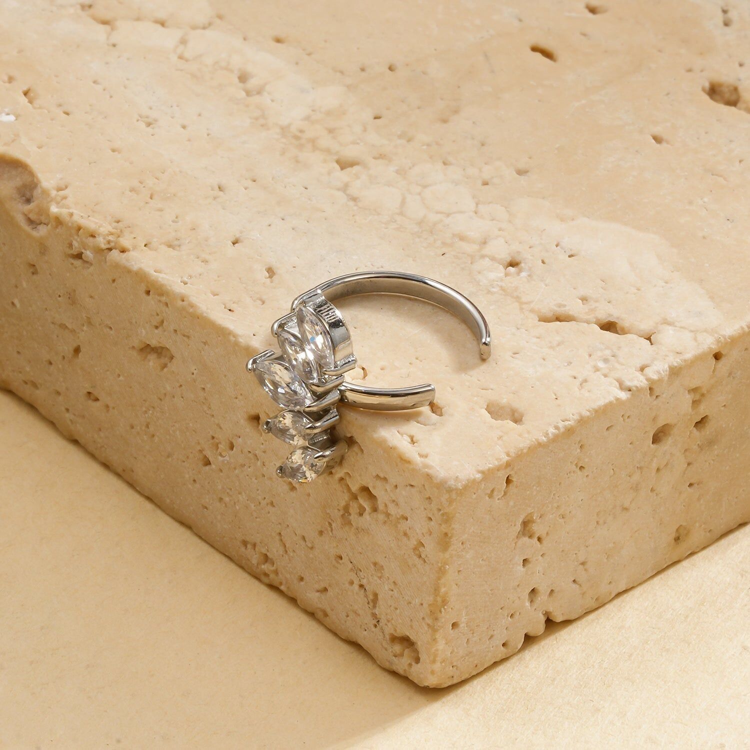 Orecchino a polsino in argento con motivo a fiore a 5 petali