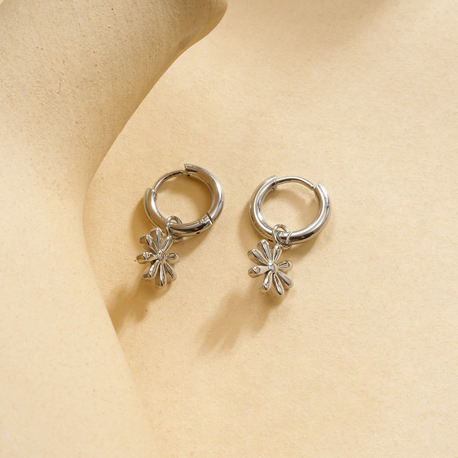 Mini orecchini a cerchio in argento con pendente a forma di fiore liscio