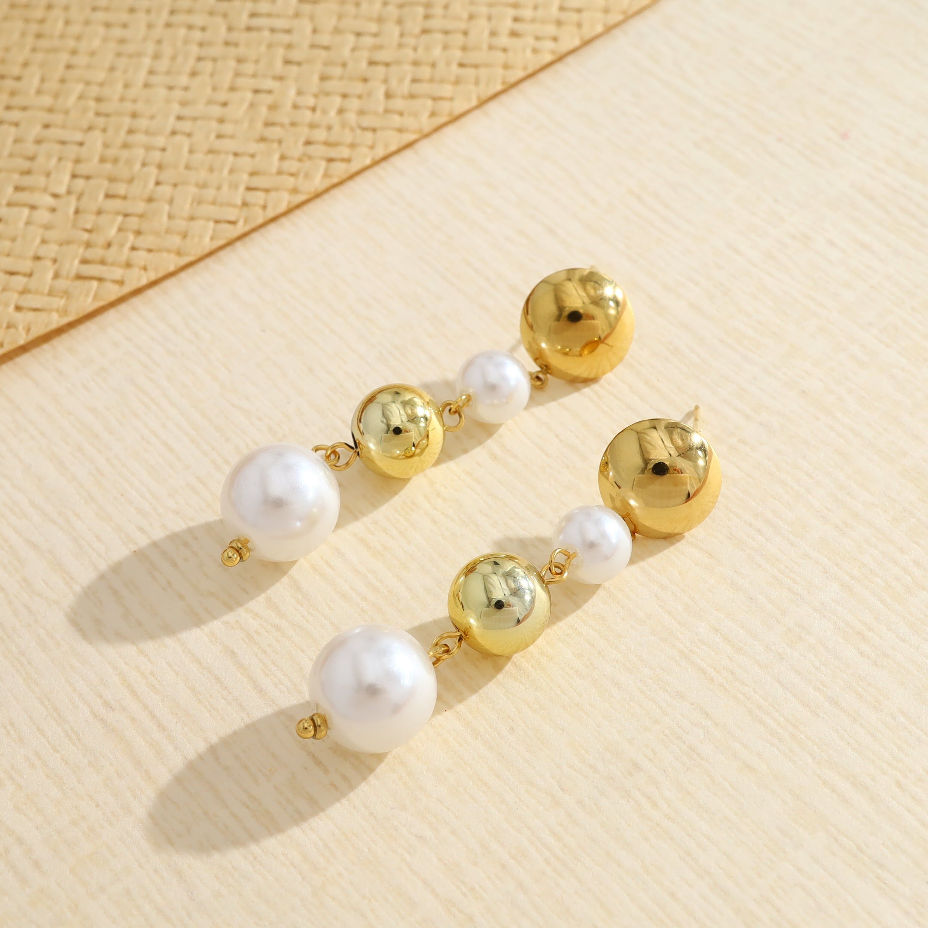 Orecchini pendenti in oro con perline alternate dorate e bianche