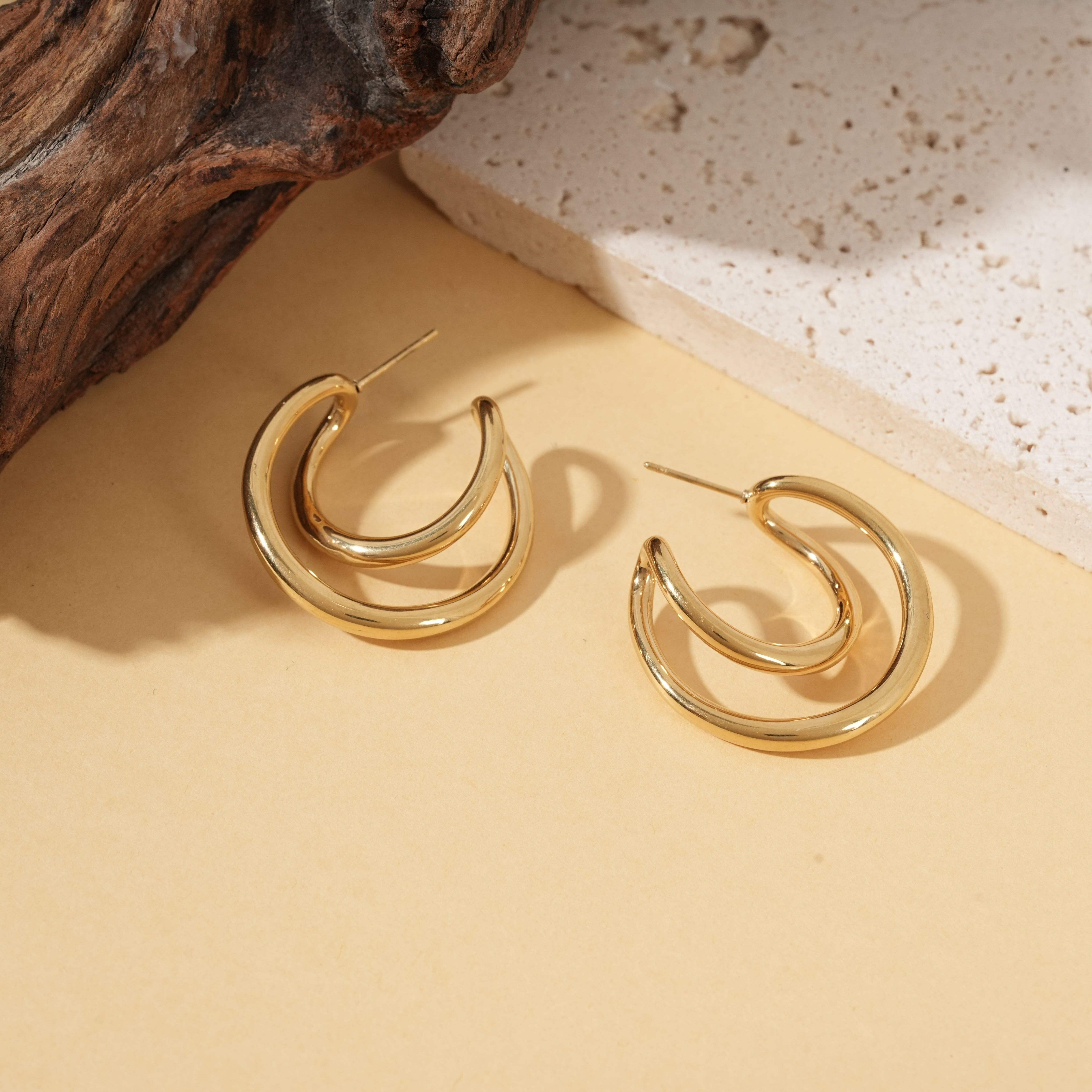 Orecchini a doppio cerchio placcati in oro con design arrotondato effetto specchio