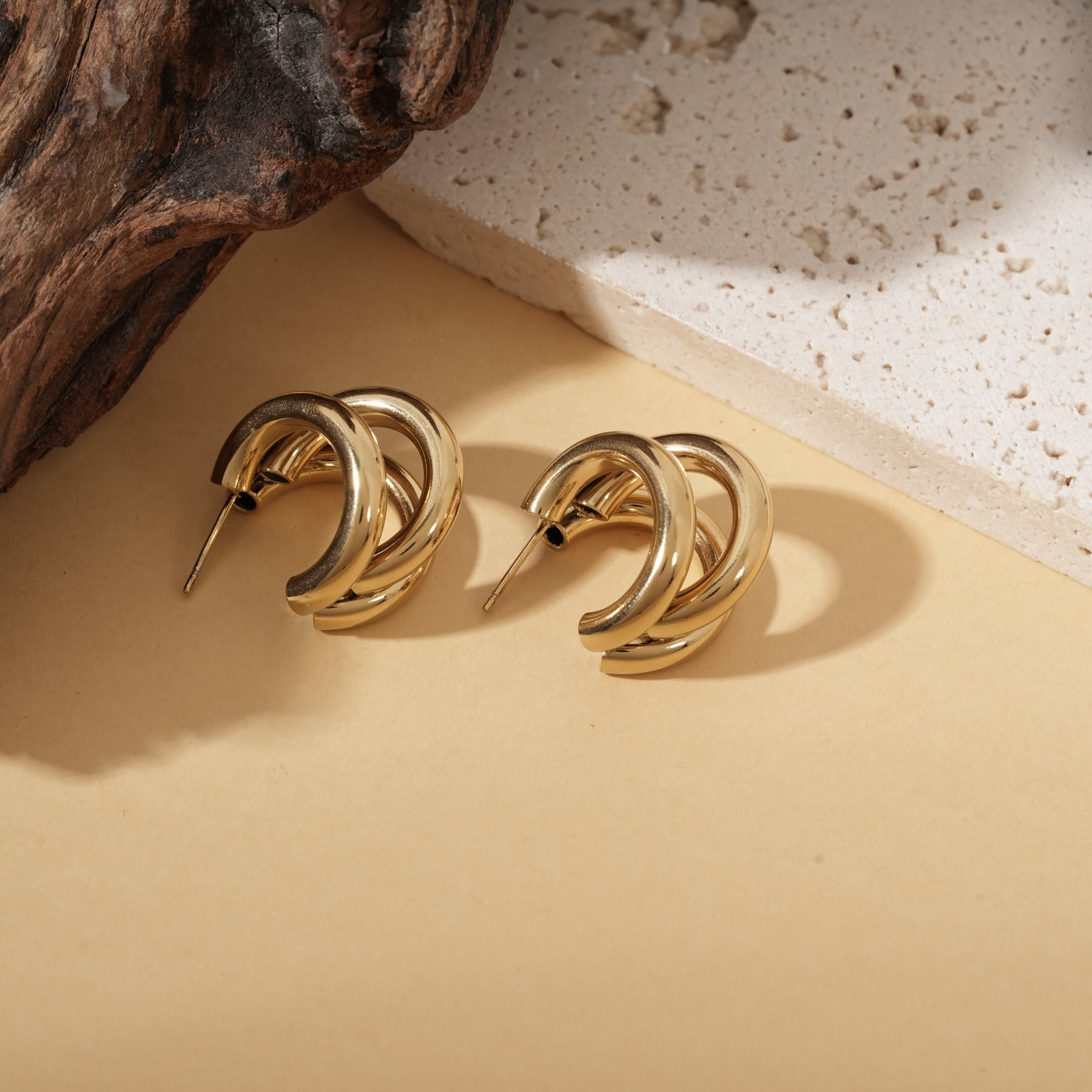 Orecchini a triplo cerchio placcati in oro con effetto specchiato